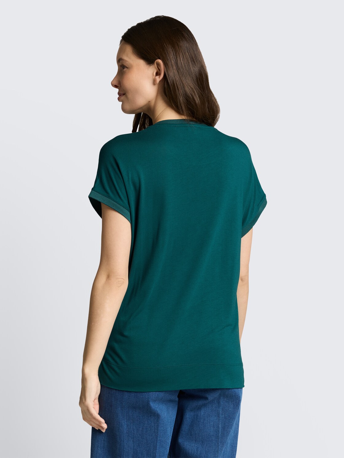 T-Shirt im Material-Mix - Deep Meadow Green - Auschnitt Model-Rückansicht