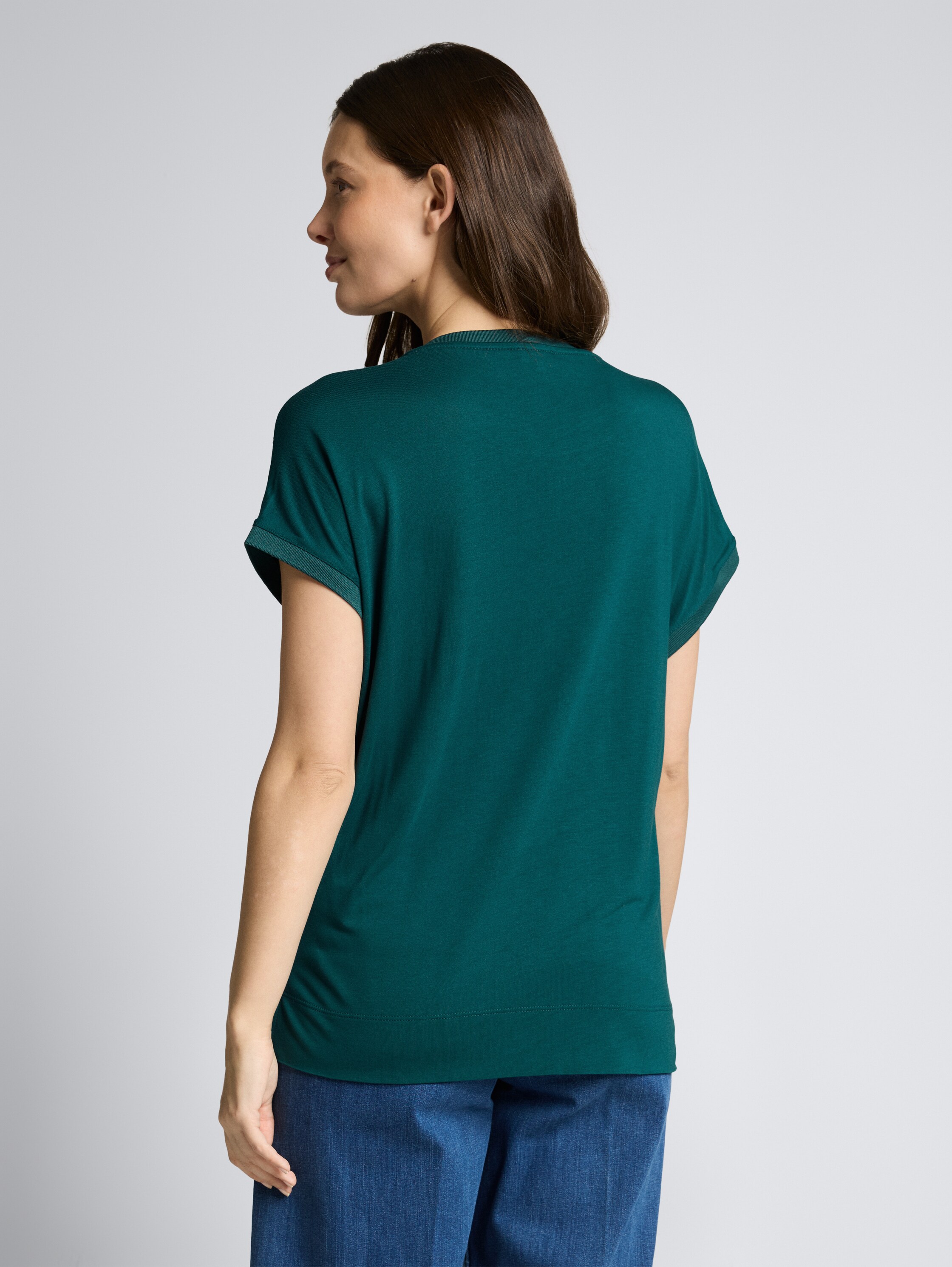 T-Shirt im Material-Mix - Deep Meadow Green - Auschnitt Model-Rückansicht