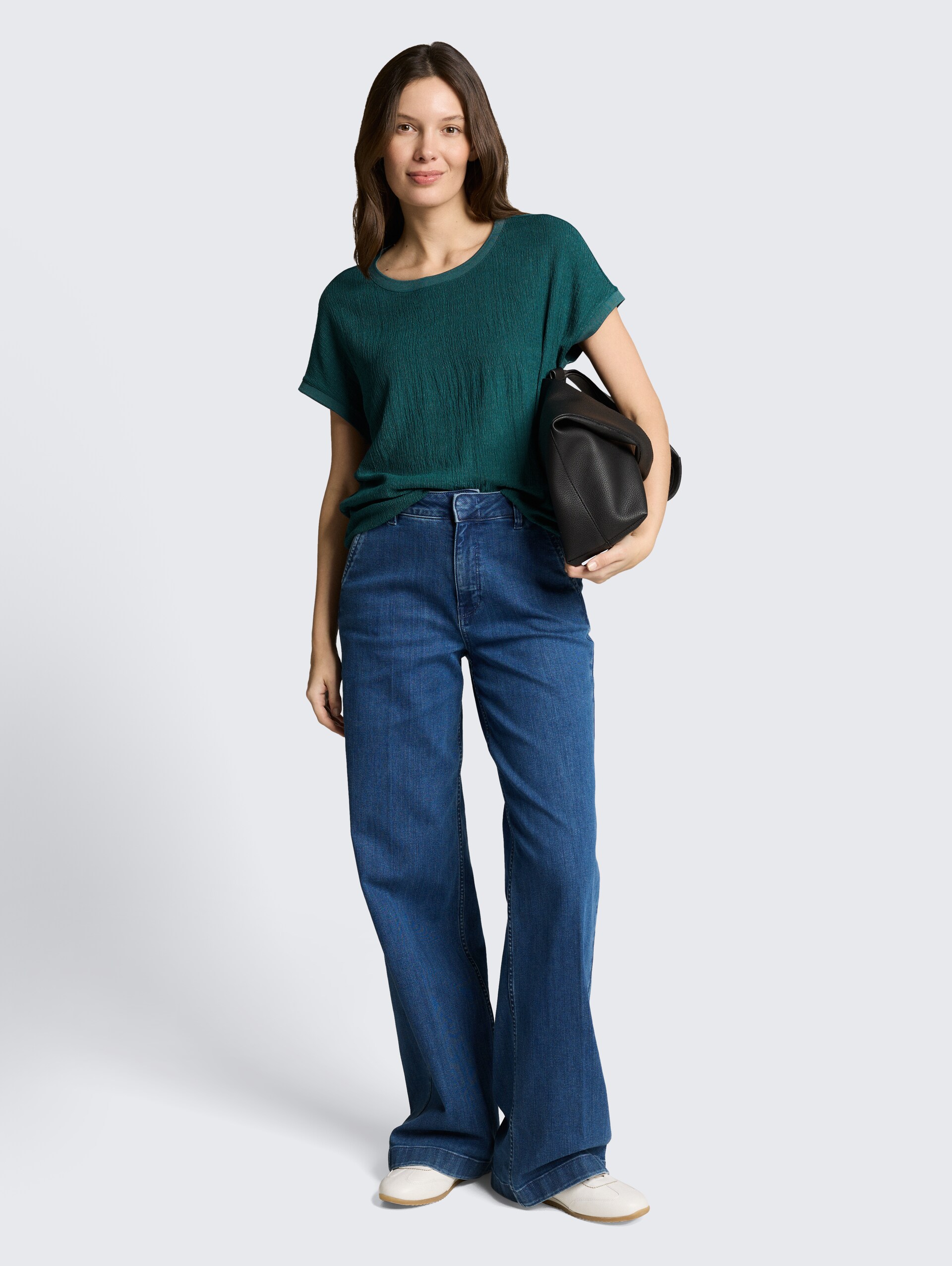 T-Shirt im Material-Mix - Deep Meadow Green - Model-Vorderansicht