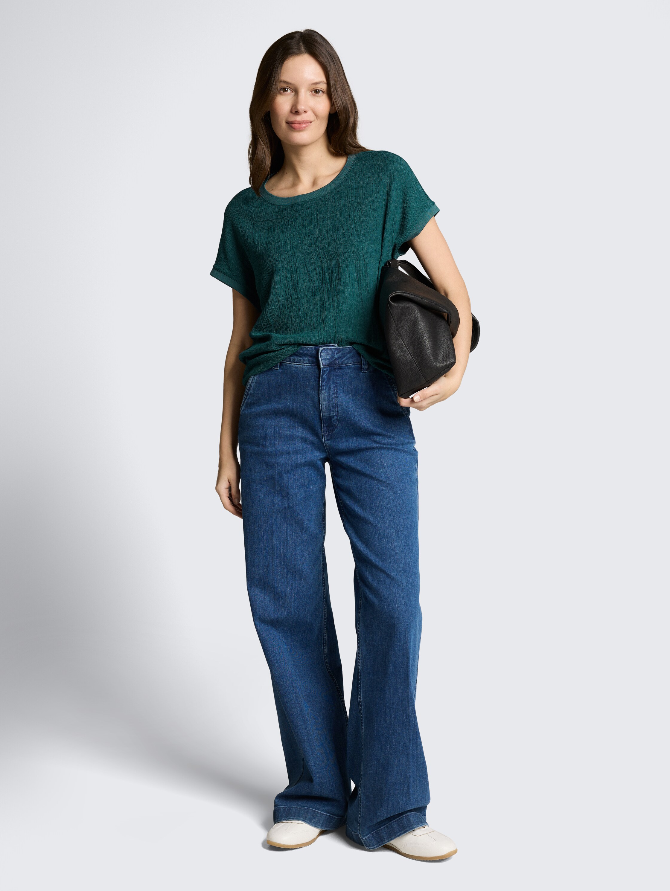 T-Shirt im Material-Mix - Deep Meadow Green - Model-Vorderansicht