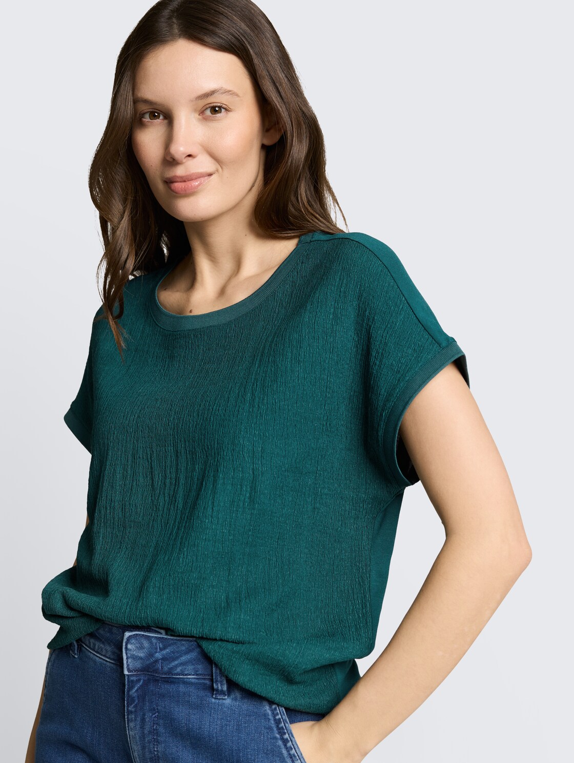 T-Shirt im Material-Mix - Deep Meadow Green - Detail-Model-Ansicht