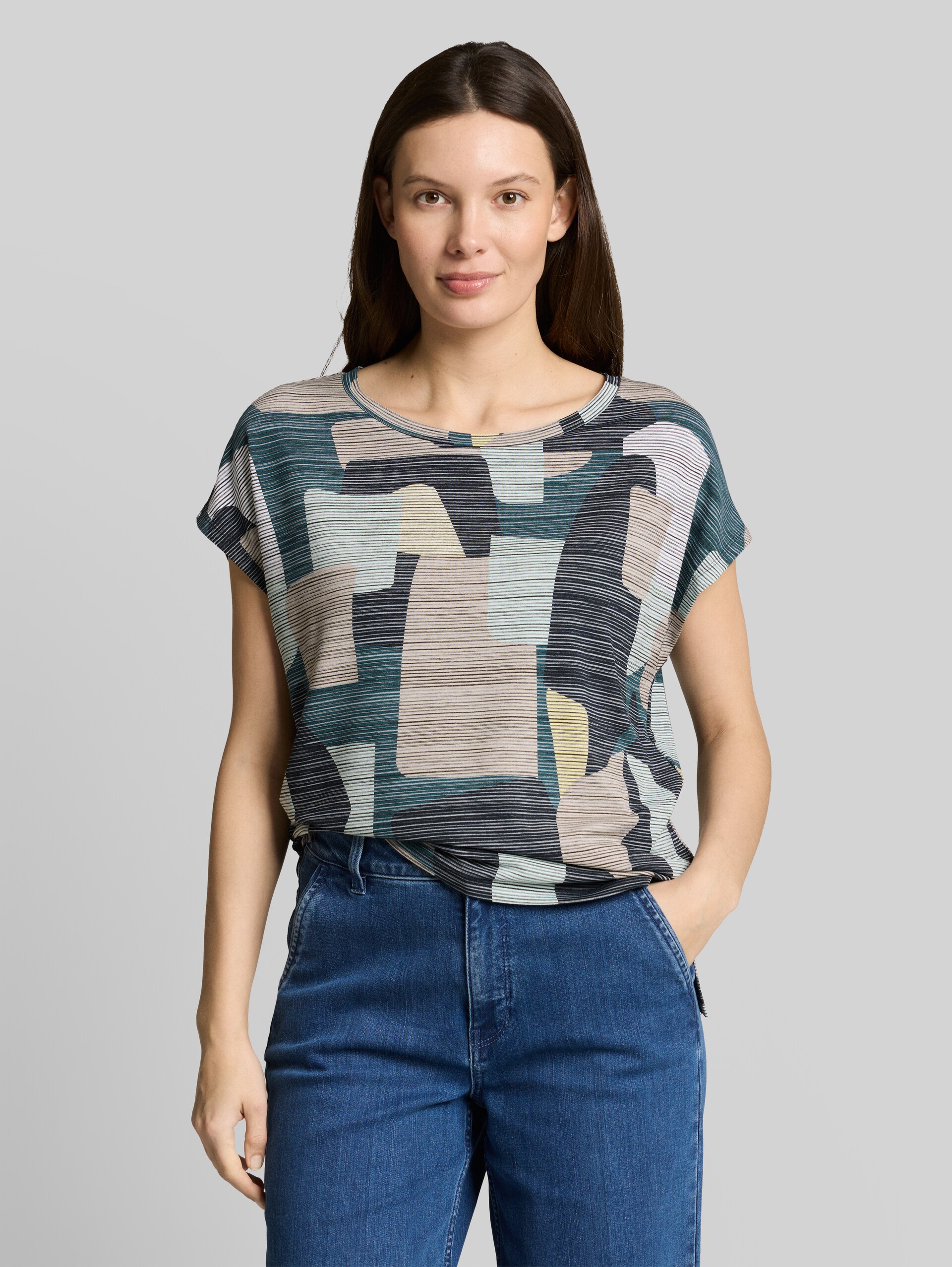 T-shirt with pattern - big abstract print - Neckline model front view