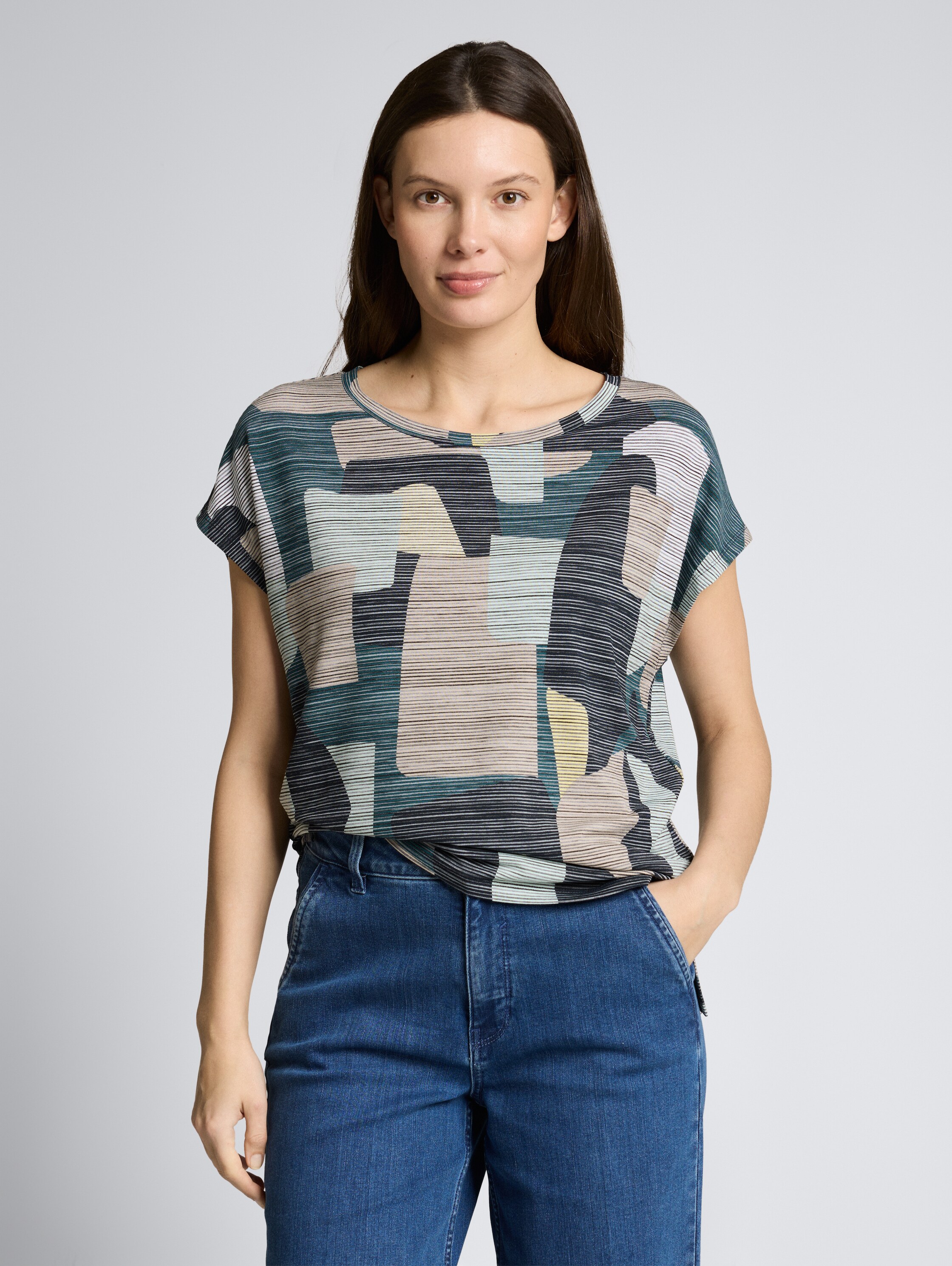 T-Shirt mit Muster - big abstract print - Ausschnitt Model-Vorderansicht