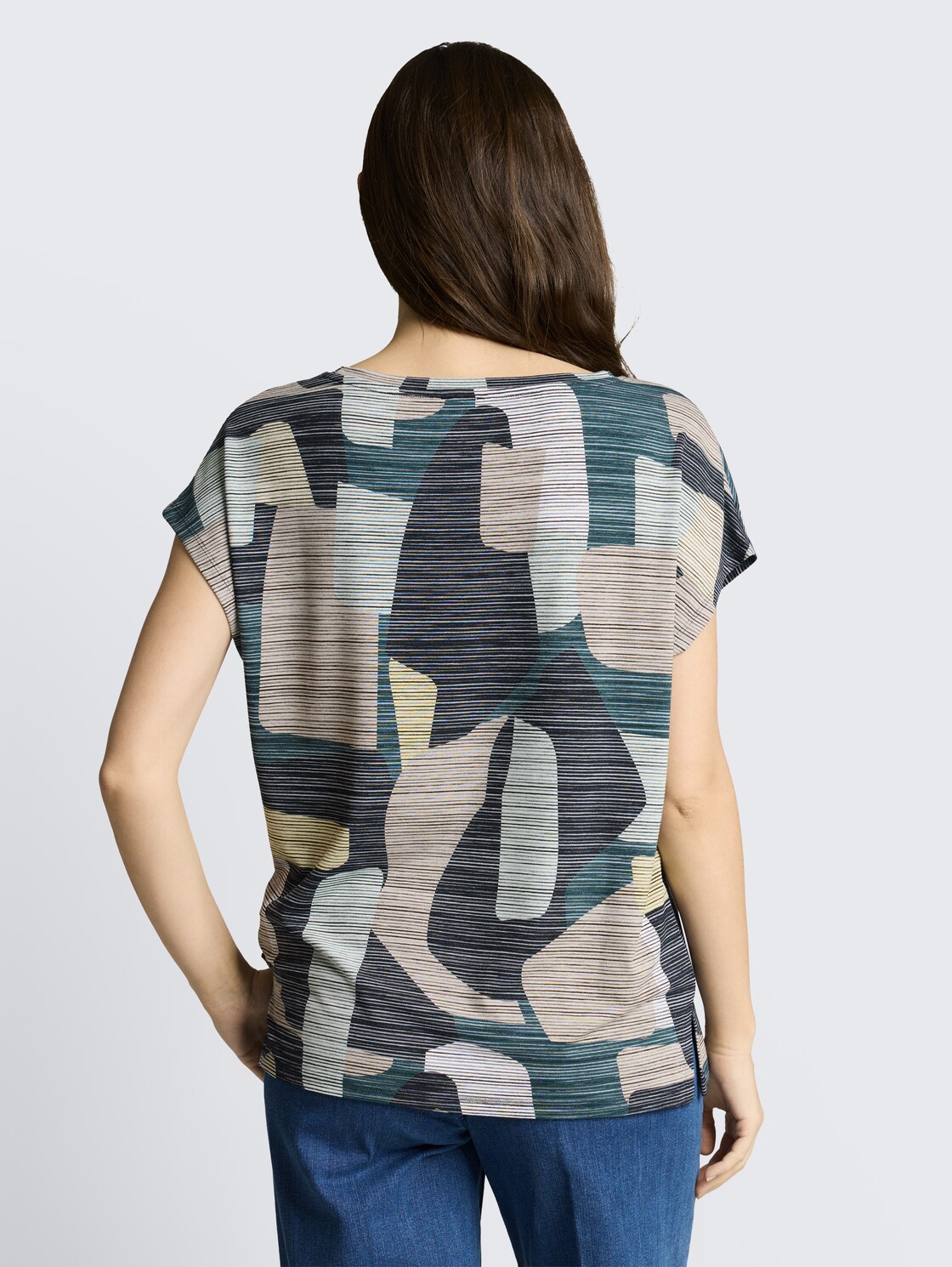 T-Shirt mit Muster - big abstract print - Auschnitt Model-Rückansicht