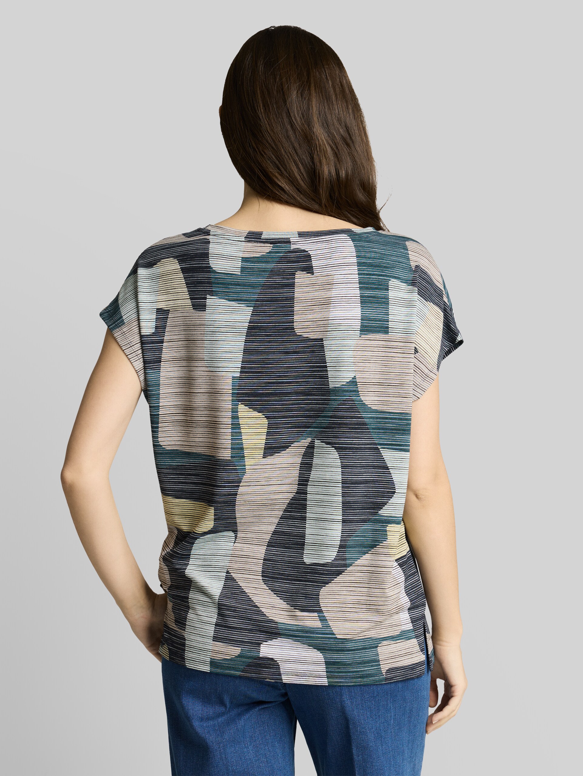 T-shirt with pattern - big abstract print - Neckline model-back view