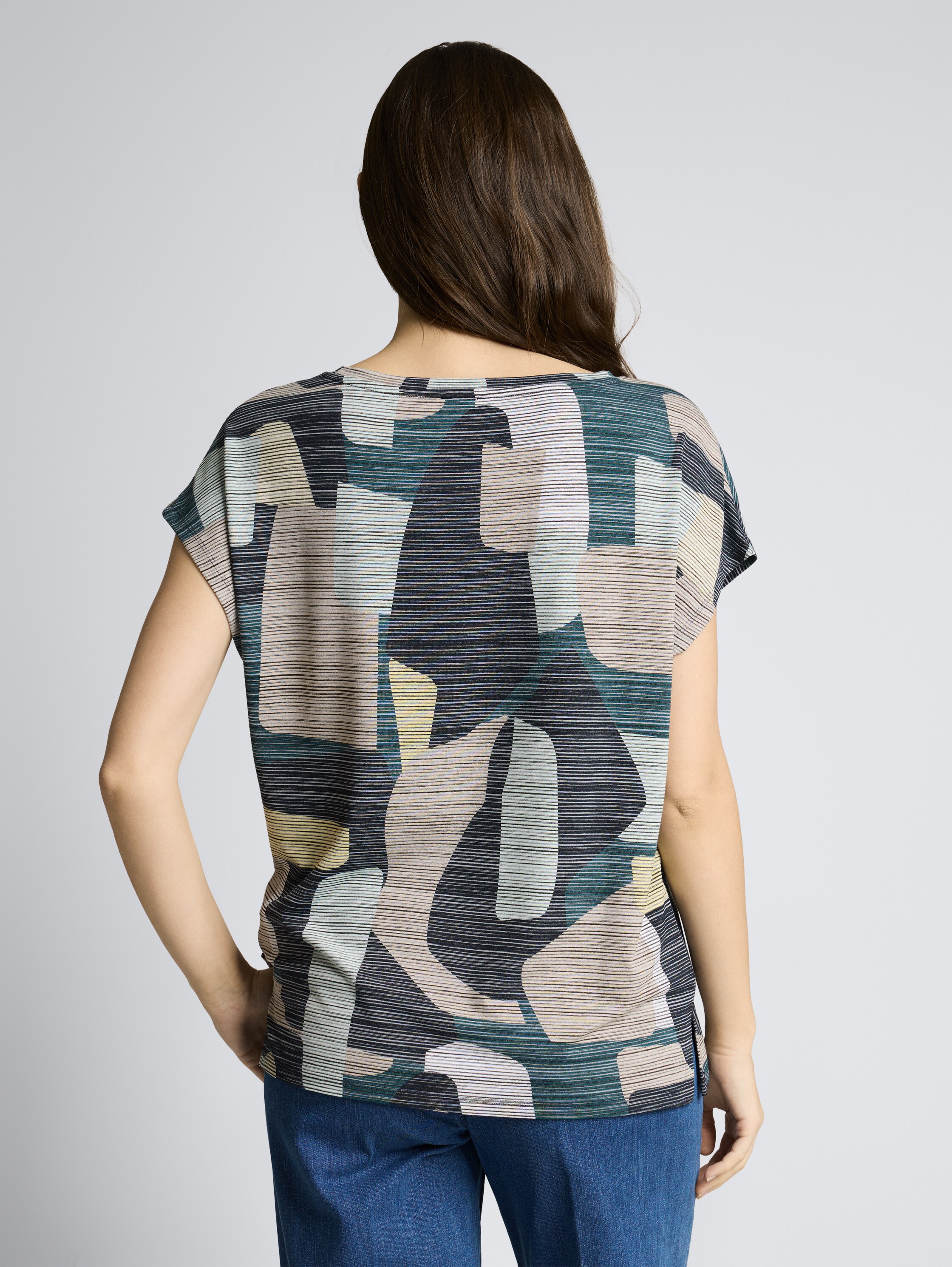 T-Shirt mit Muster - big abstract print - Auschnitt Model-Rückansicht