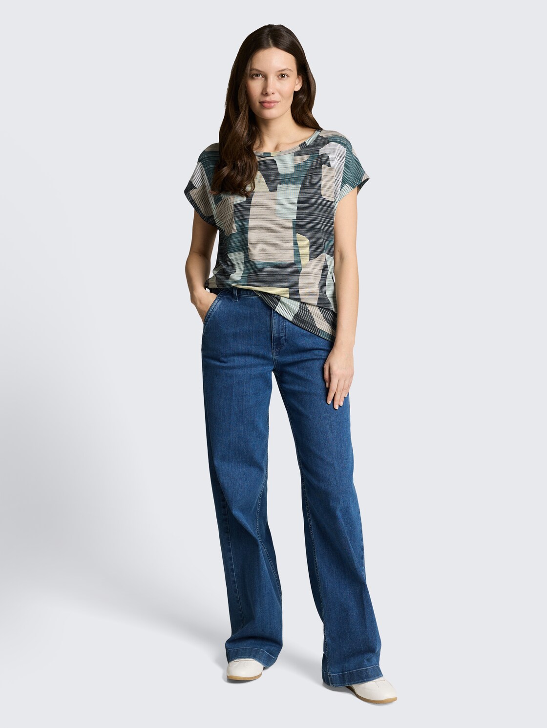 T-Shirt mit Muster - big abstract print - Model-Vorderansicht