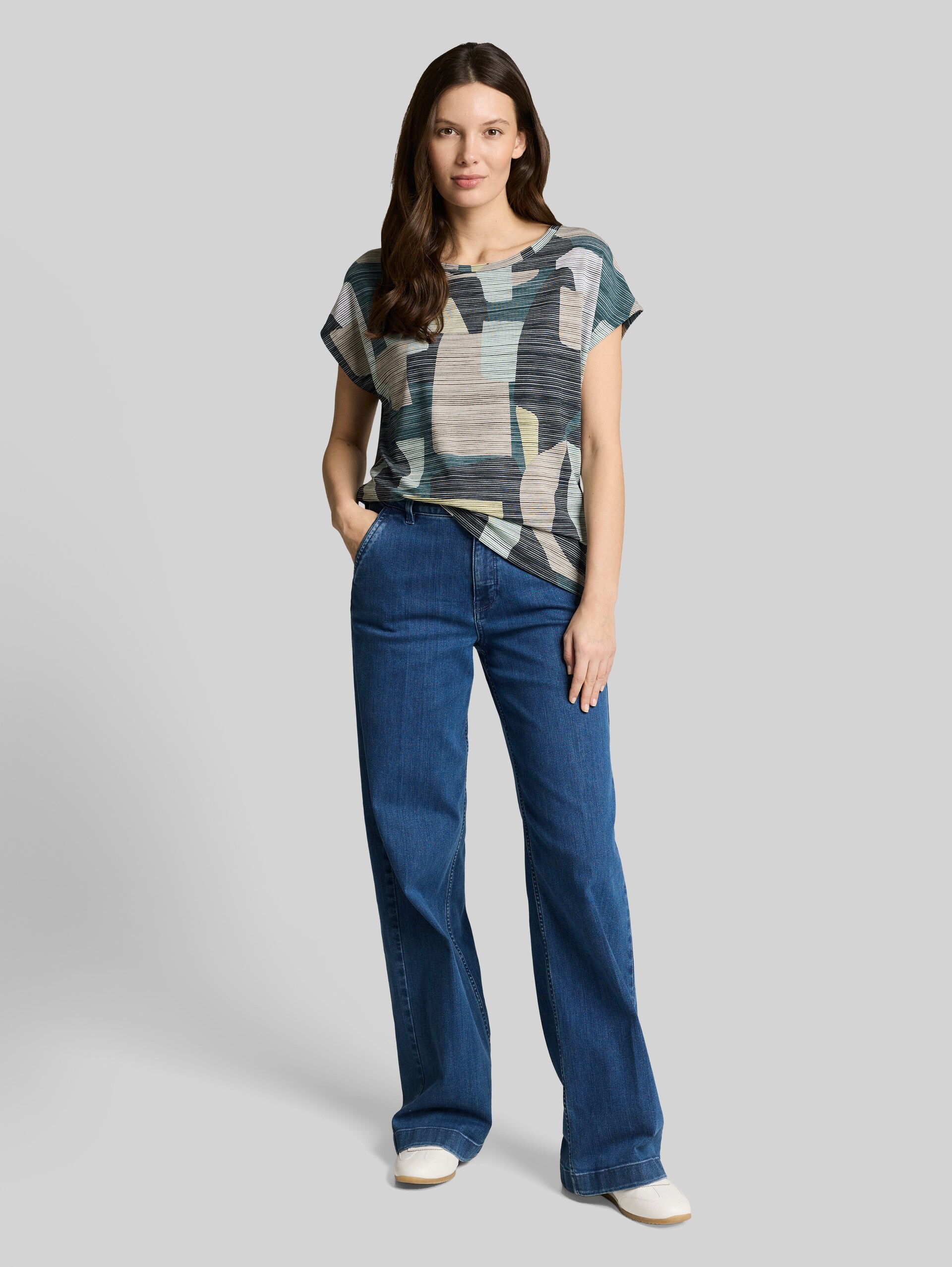 T-shirt with pattern - big abstract print - Model front view