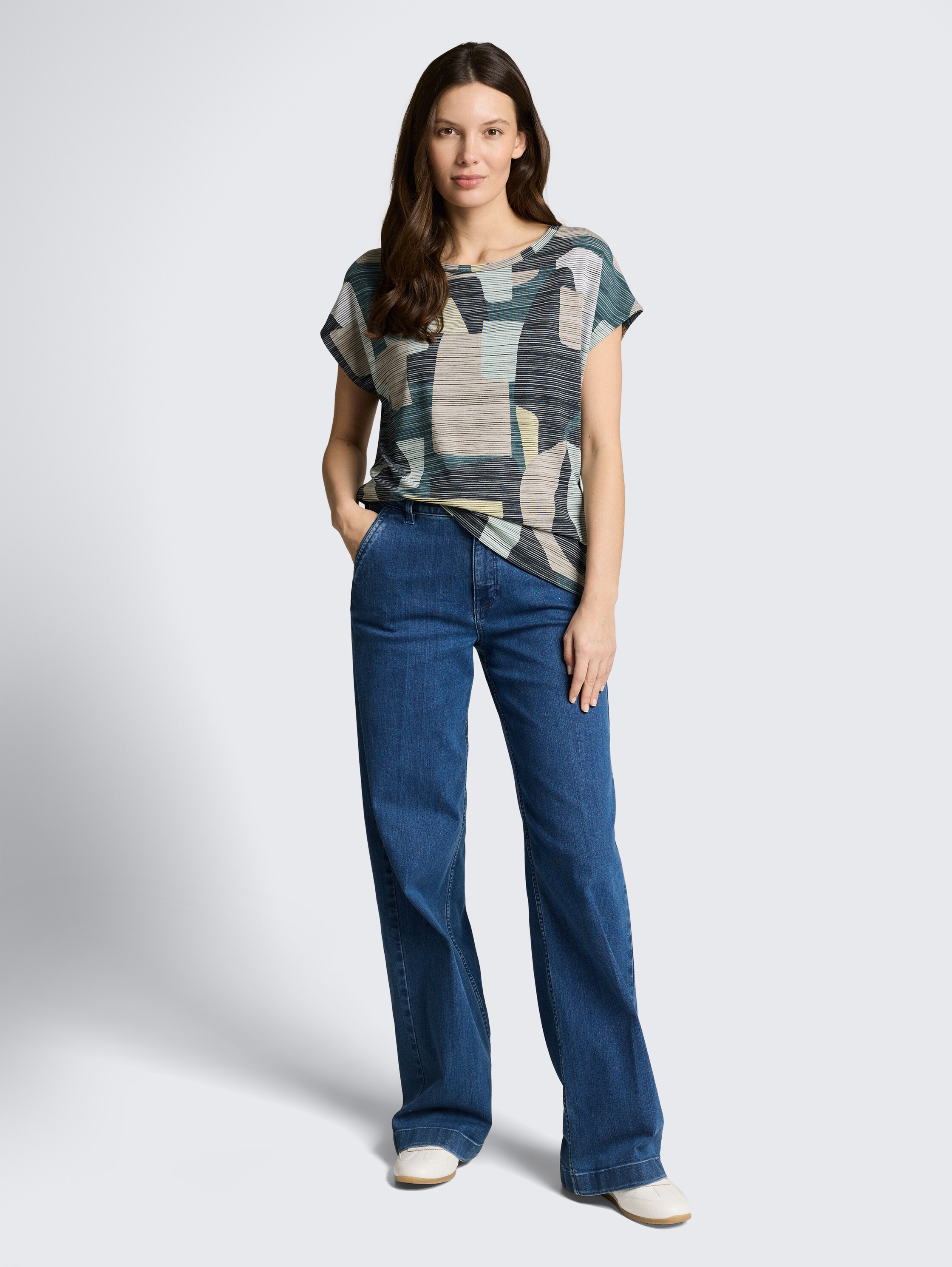 T-Shirt mit Muster - big abstract print - Model-Vorderansicht