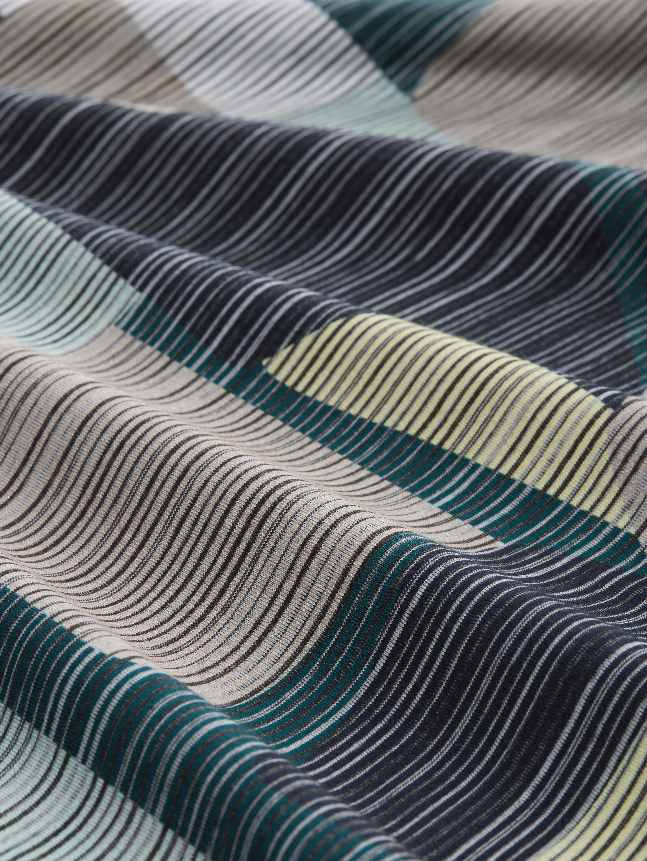 T-Shirt mit Muster - big abstract print - Material-Ansicht