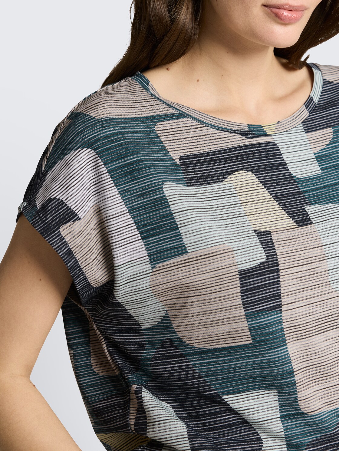 T-Shirt mit Muster - big abstract print - Detail-Model-Ansicht
