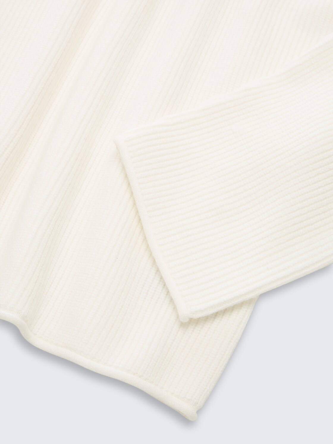 Cropped Strickpullover mit Rundhalsausschnitt - Gardenia White - Detail-Model-Ansicht