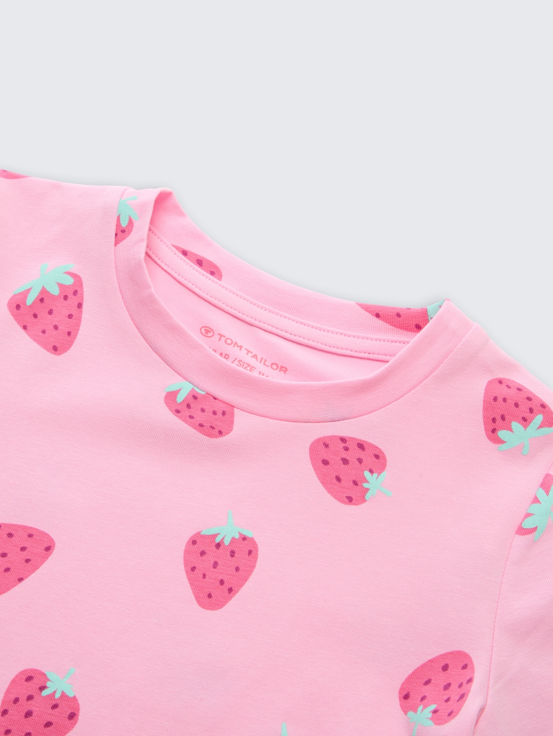 T-Shirt mit Muster - big pink strawberry print - Detail-Model-Ansicht