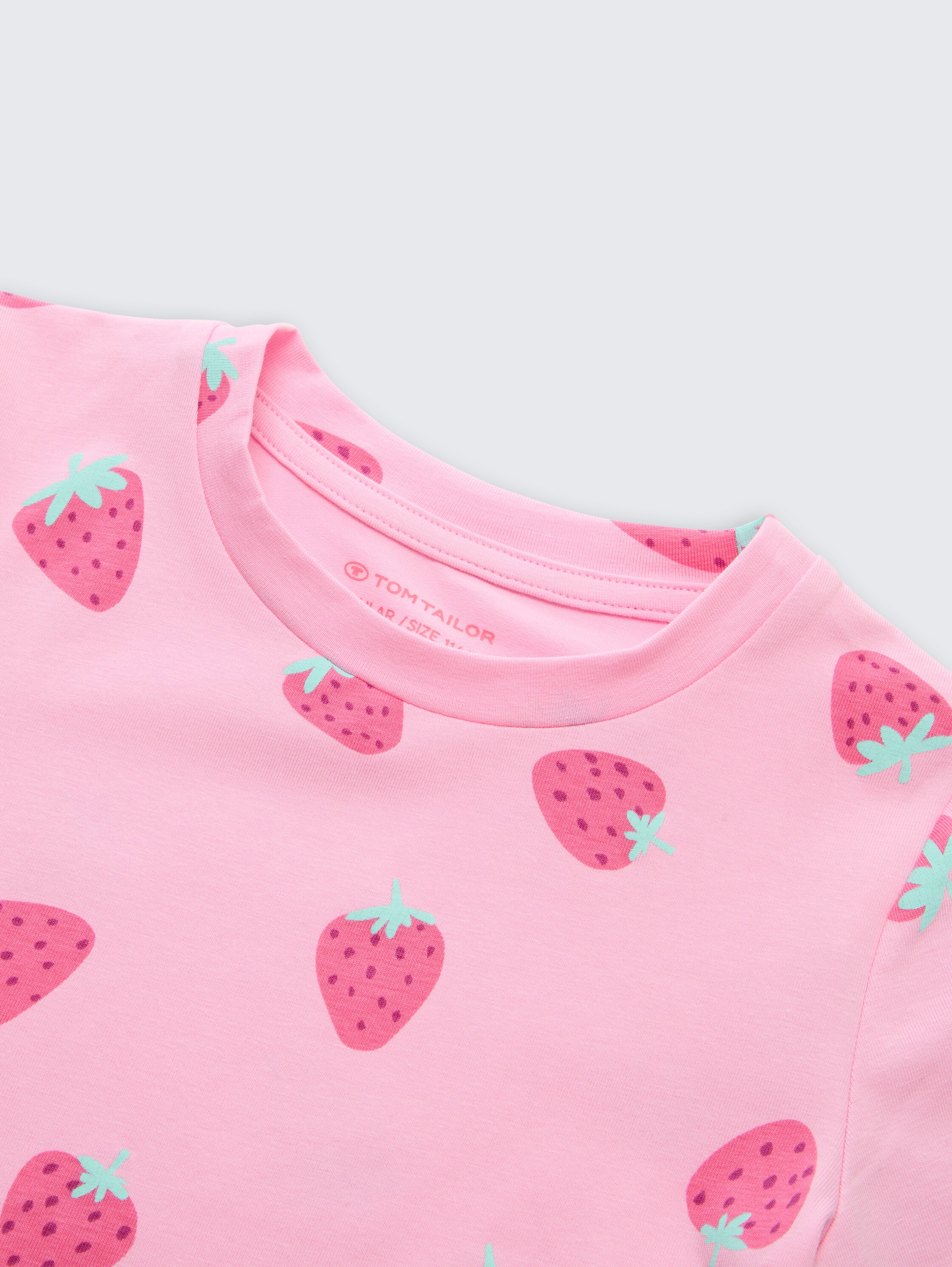 T-shirt met patroon - big pink strawberry print - Detailaanzicht model