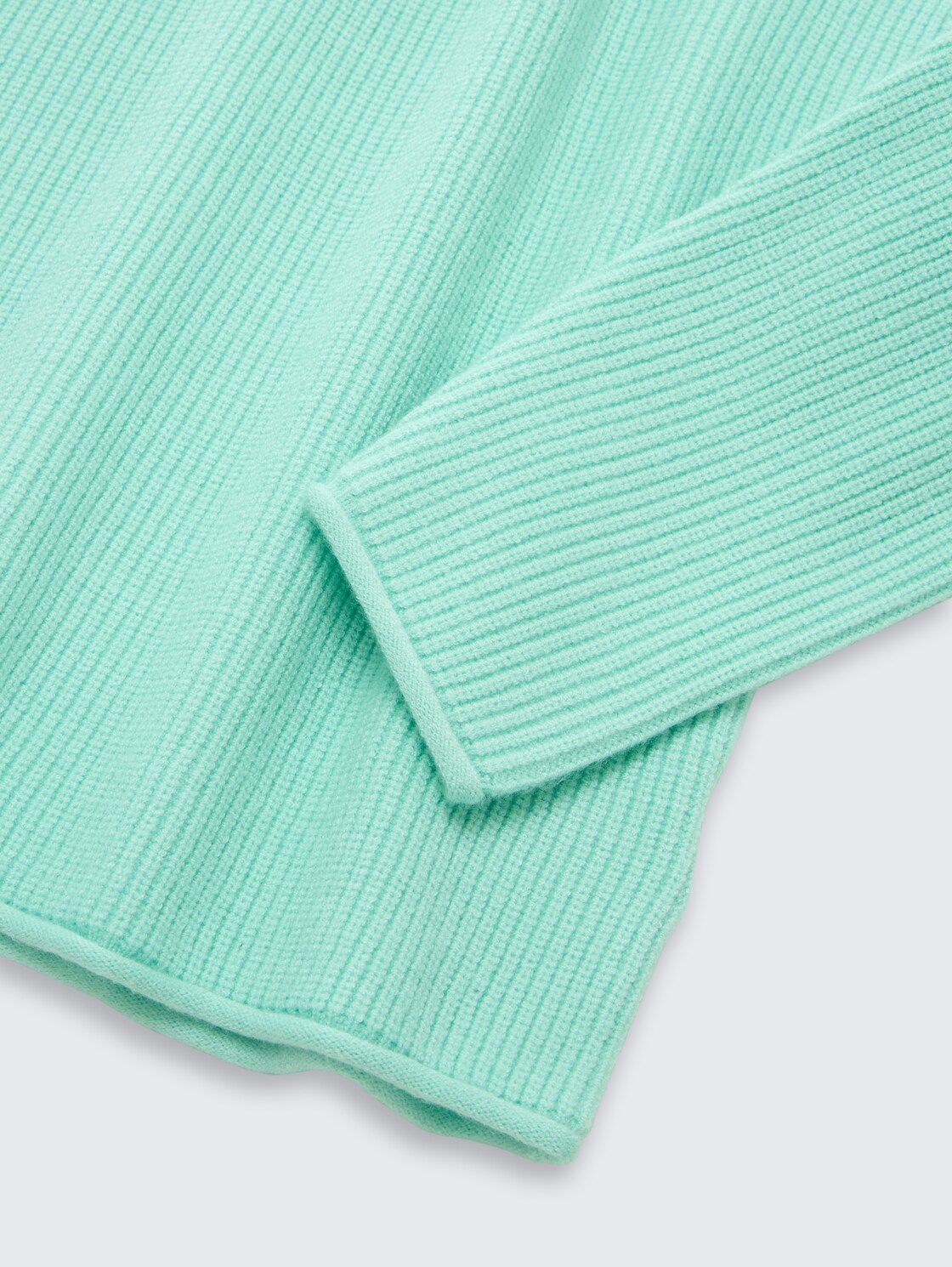 Cropped Strickpullover mit Rundhalsausschnitt - Light Mint - Detail-Model-Ansicht