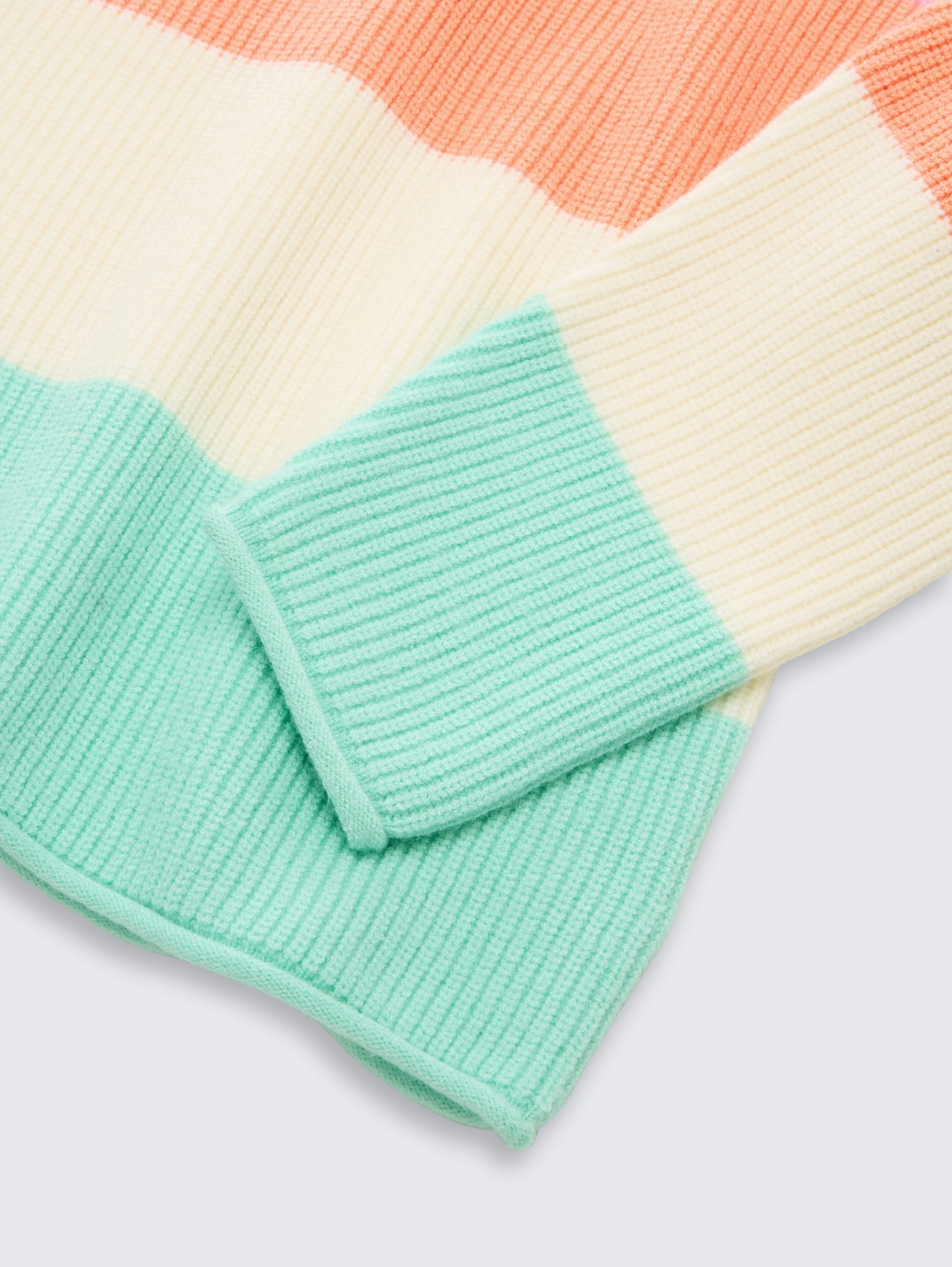 Cropped Strickpullover mit Rundhalsausschnitt - very big multicolor stripe - Detail-Model-Ansicht