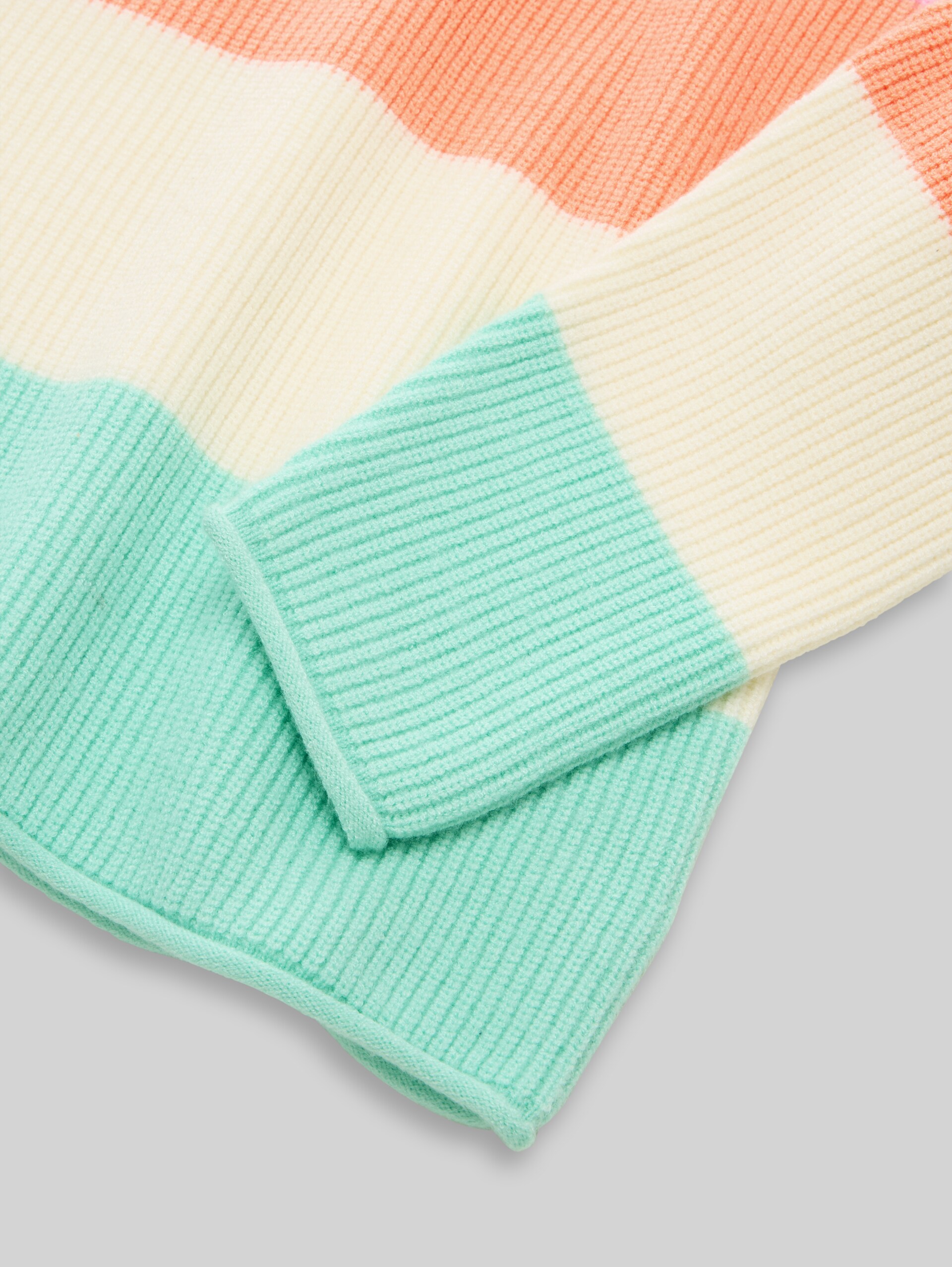 Cropped knit jumper with round neck - very big multicolor stripe - Detail model view