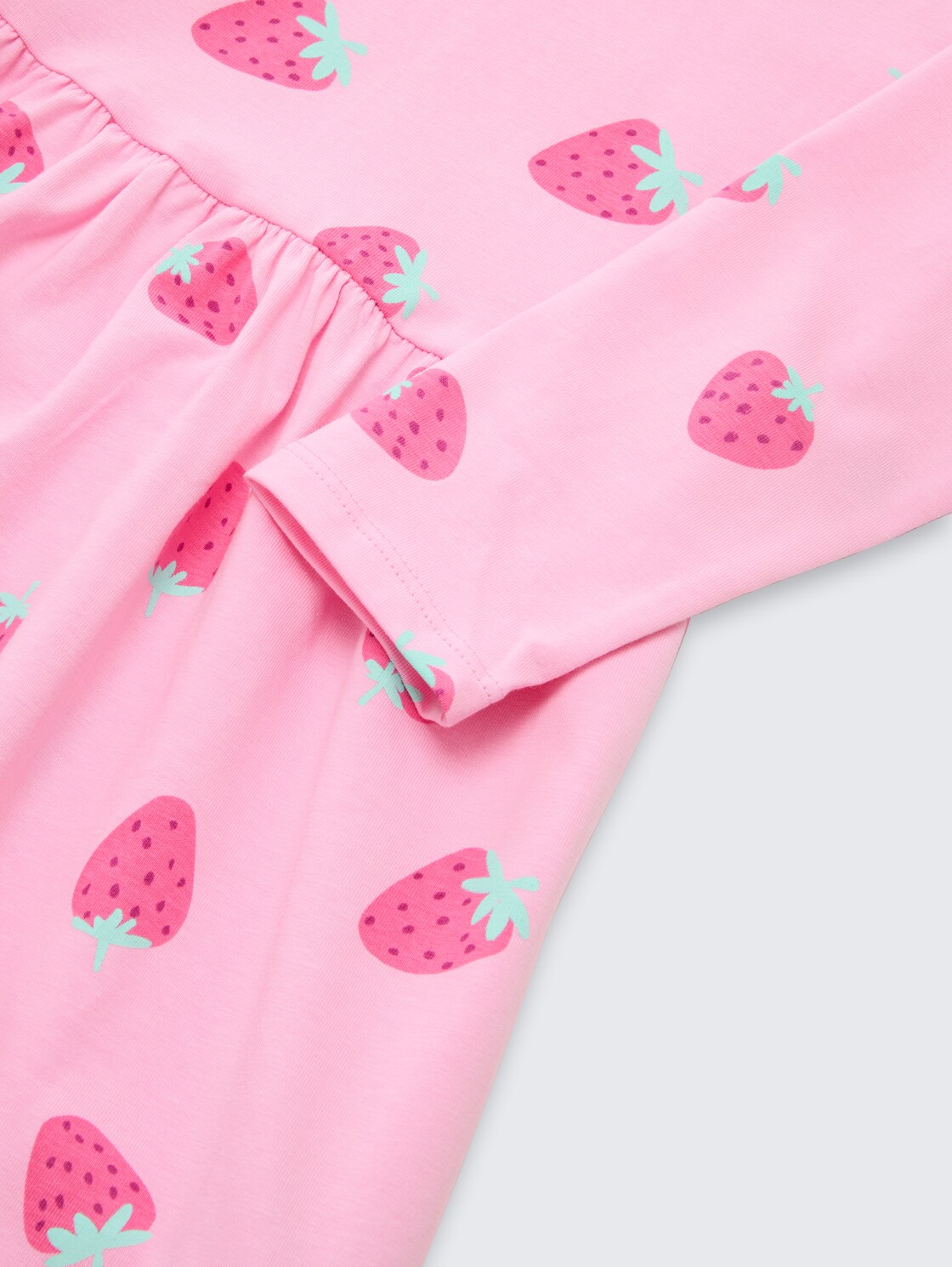 Mini-Kleid aus Jersey - big pink strawberry print - Detail-Model-Ansicht