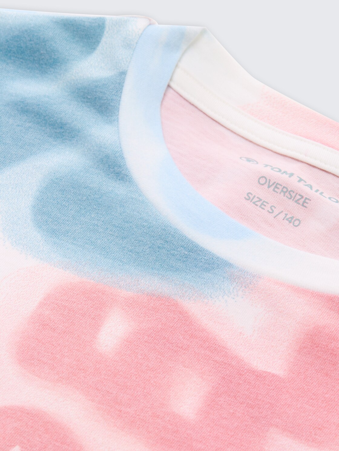 Oversize T-Shirt mit Muster - blurred wording design - Detail-Model-Ansicht