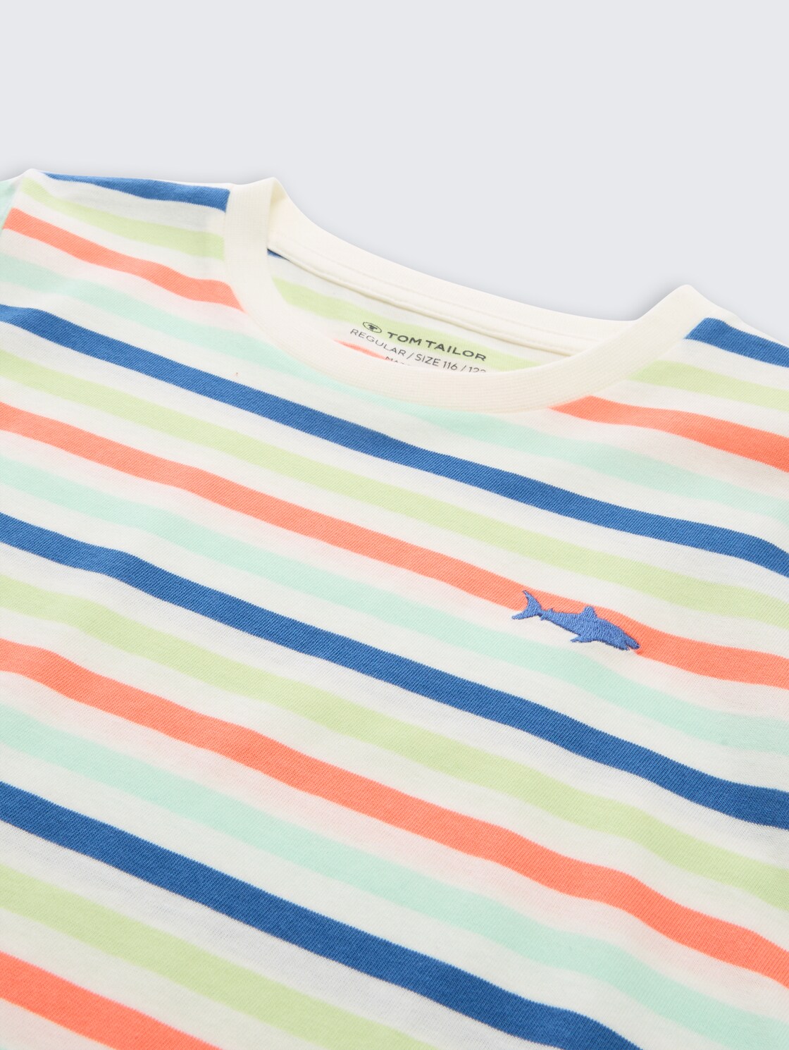 T-Shirt mit Streifenmuster - small multicolor stripe - Detail-Model-Ansicht