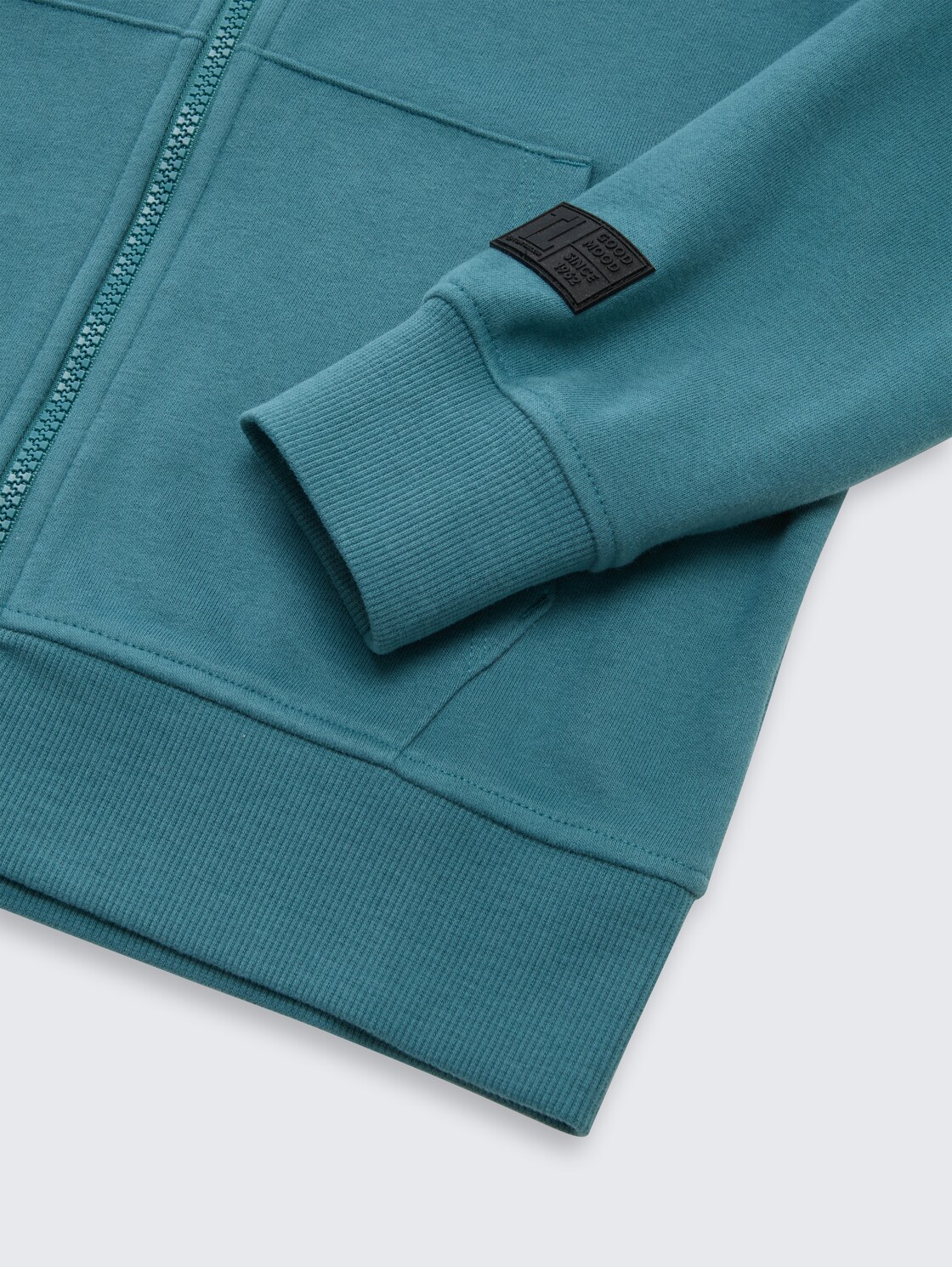 Basic Hoodie Sweatjacke - Pastel Teal - Detail-Model-Ansicht