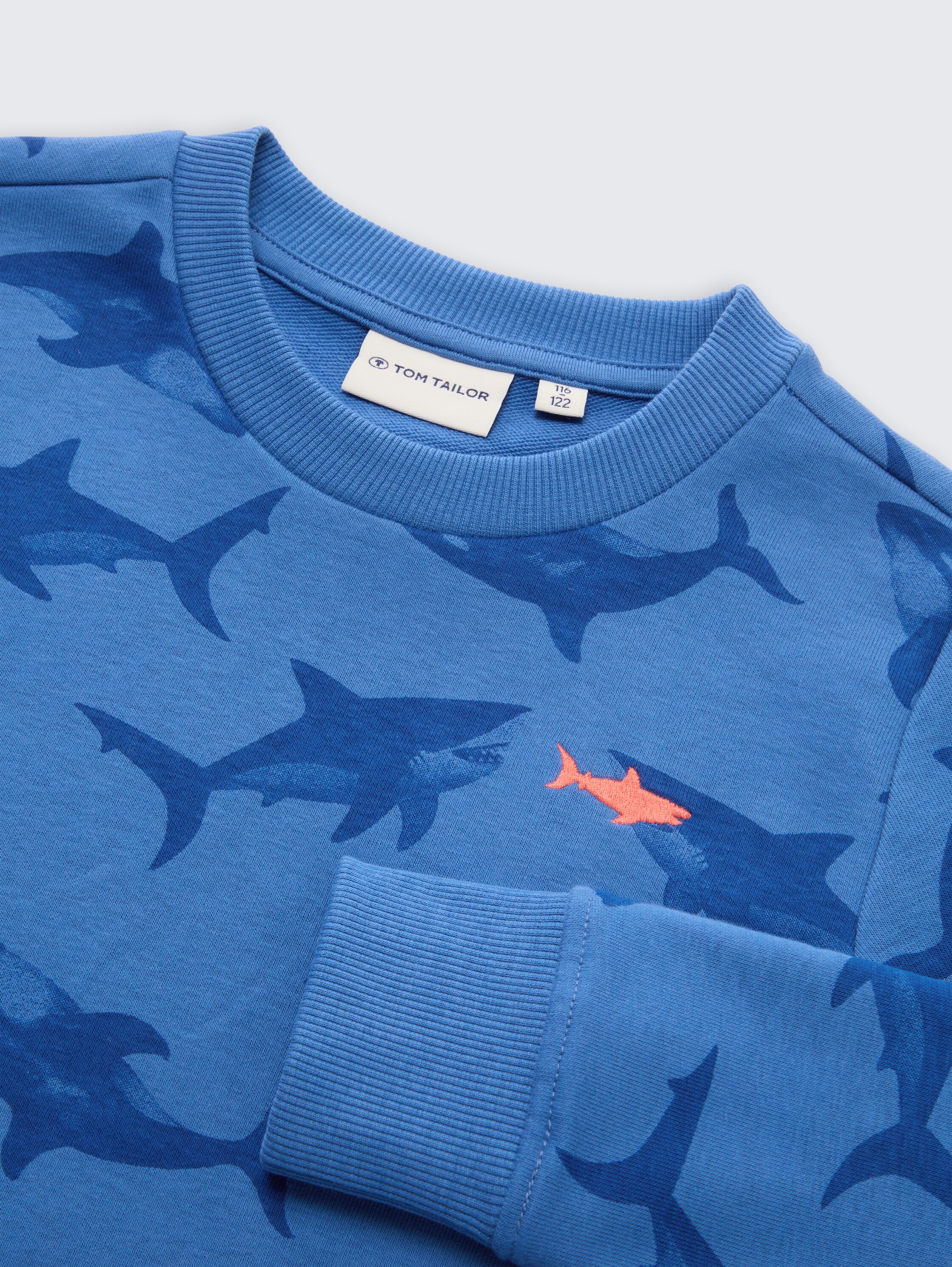 Basic Sweatshirt mit Allover-Print - blue shark orca print - Detail-Model-Ansicht