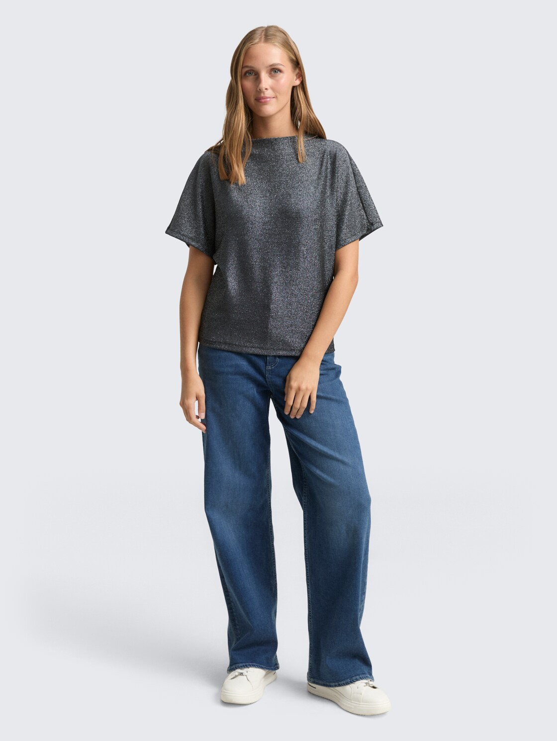 Glitzer T-Shirt mit Fledermausärmeln - black glitter - Model-Vorderansicht