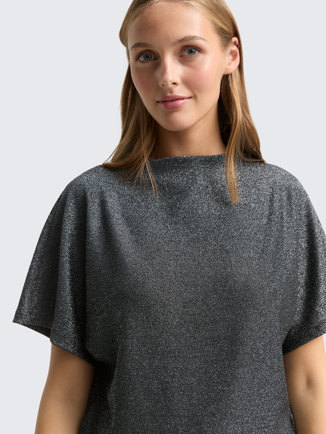 Glitzer T-Shirt mit Fledermausärmeln - black glitter - Detail-Model-Ansicht