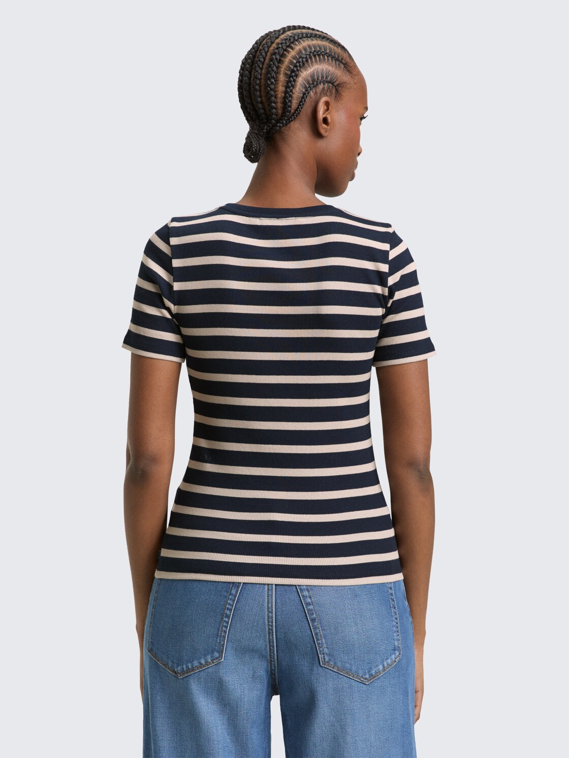 Slim Fit T-Shirt mit Streifenmuster - navy cloud grey stripe - Auschnitt Model-Rückansicht