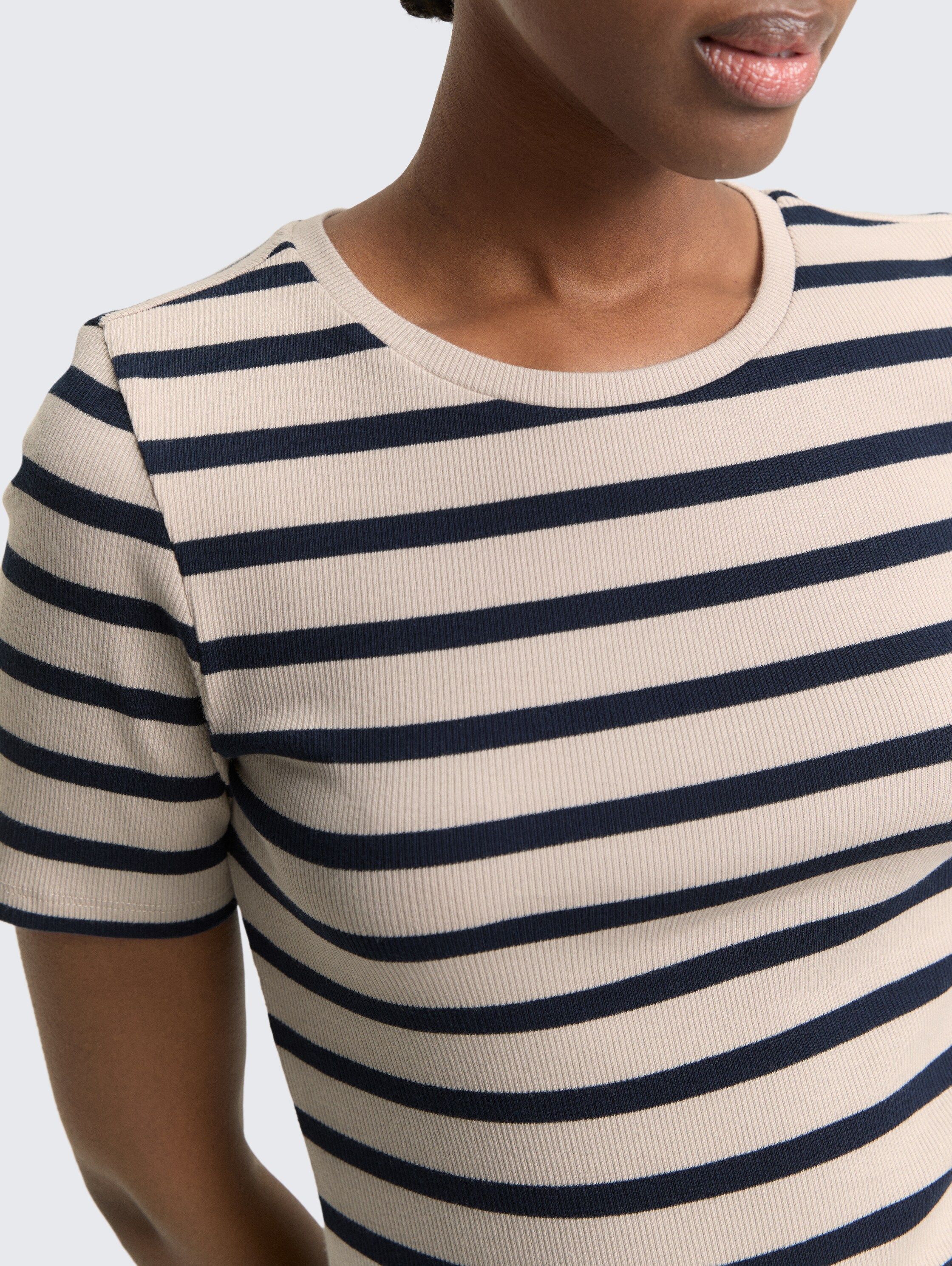 Slim Fit T-Shirt mit Streifenmuster - cloud grey navy stripe - Detail-Model-Ansicht