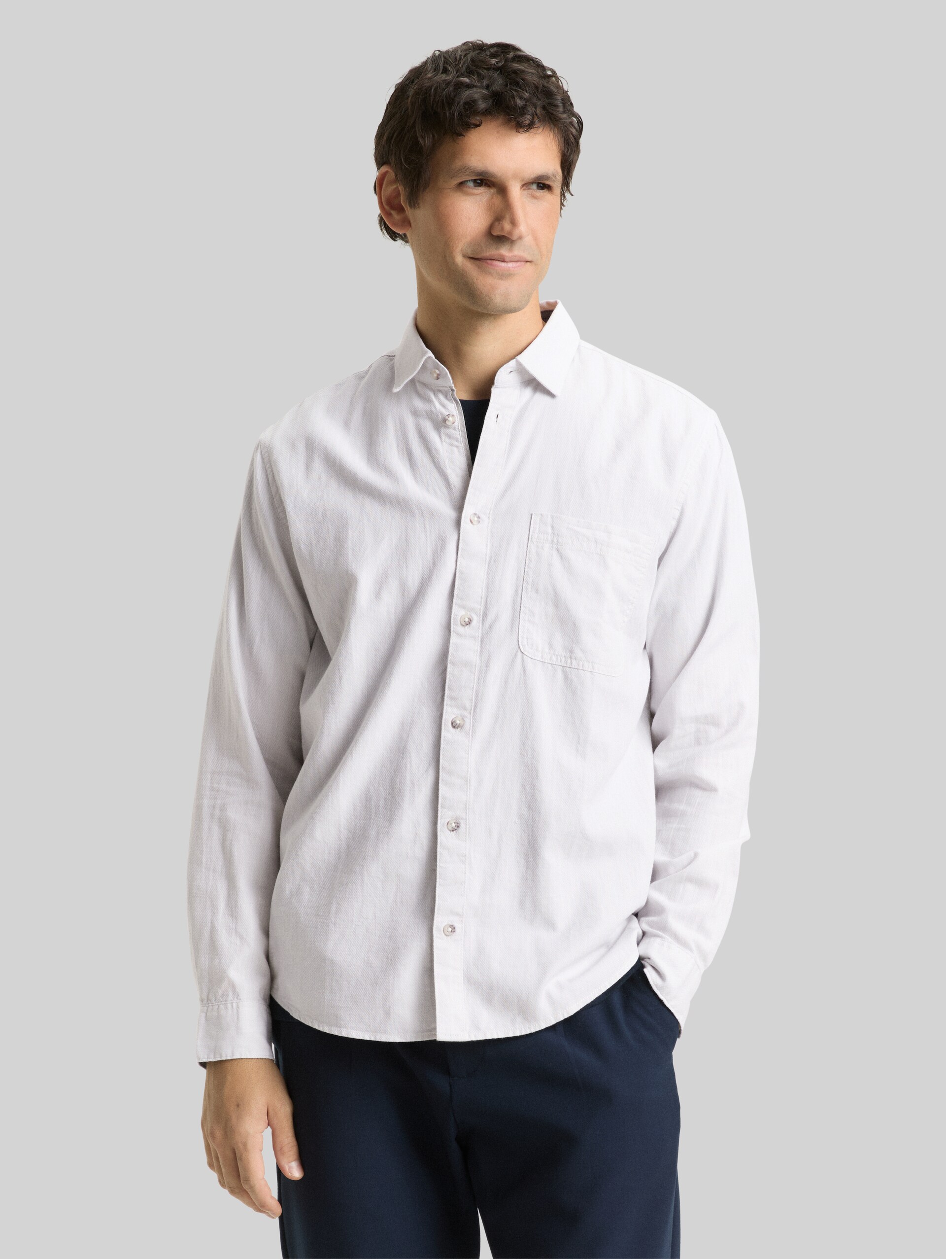 Regular fit shirt with breast pocket - chalk grey white structure - Neckline model front view
