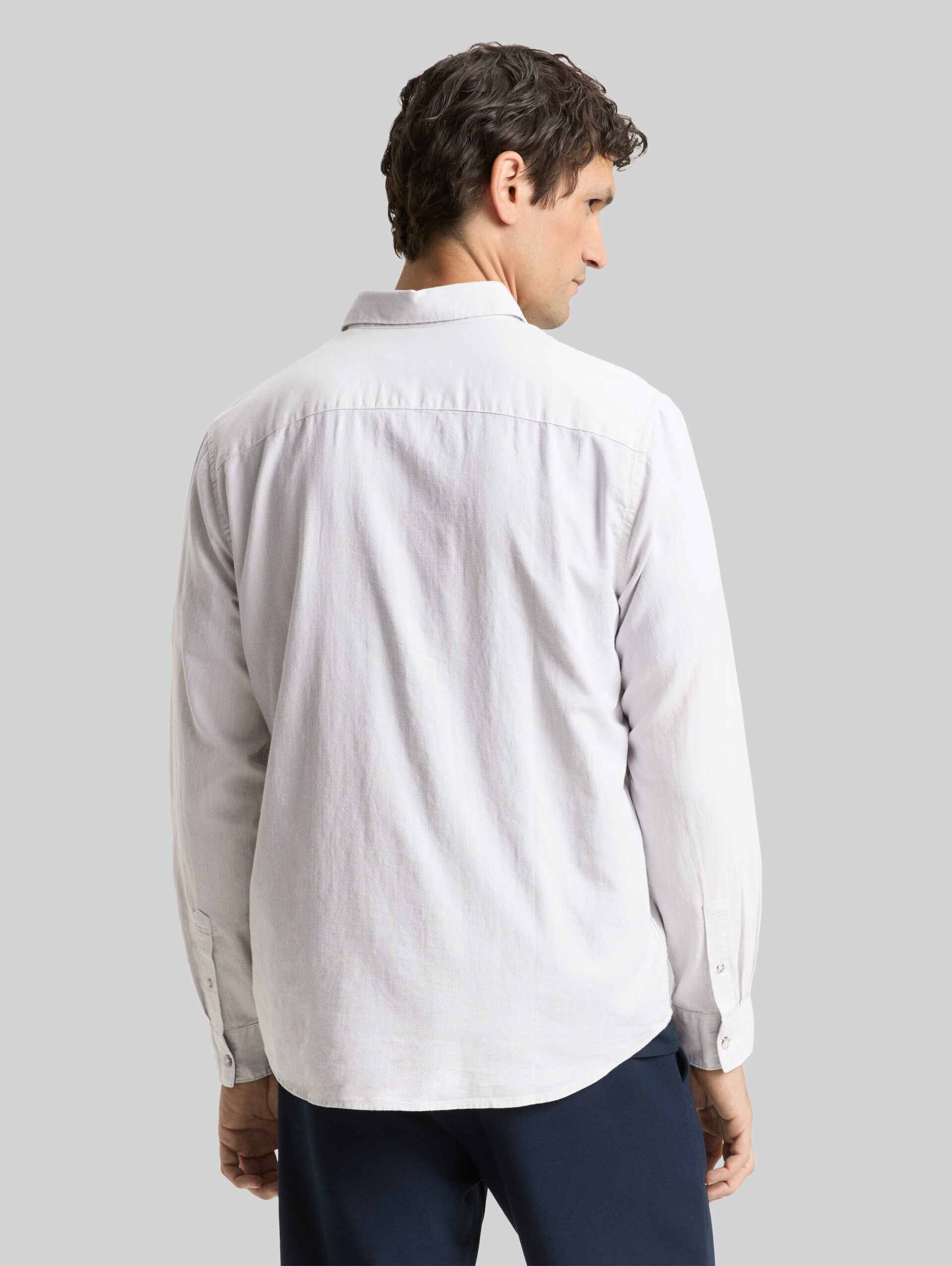 Regular fit shirt with breast pocket - chalk grey white structure - Neckline model-back view