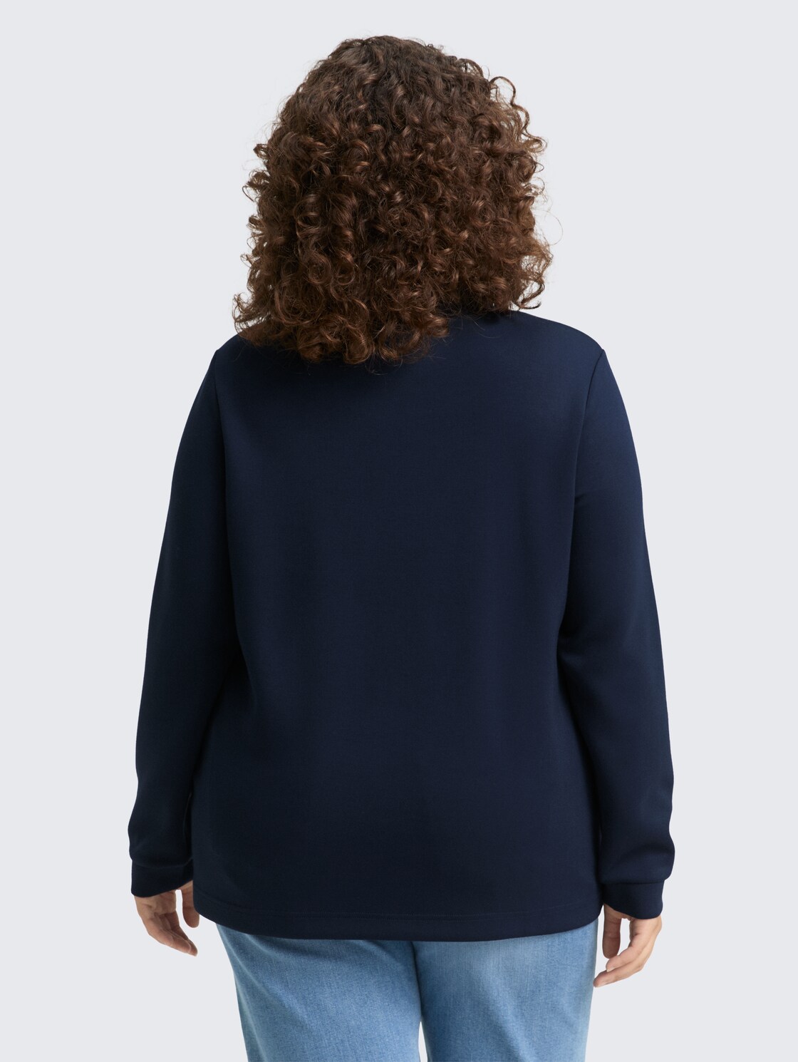 Plus Size - Scuba Sweatshirt mit Stehkragen - sky captain blue - Auschnitt Model-Rückansicht