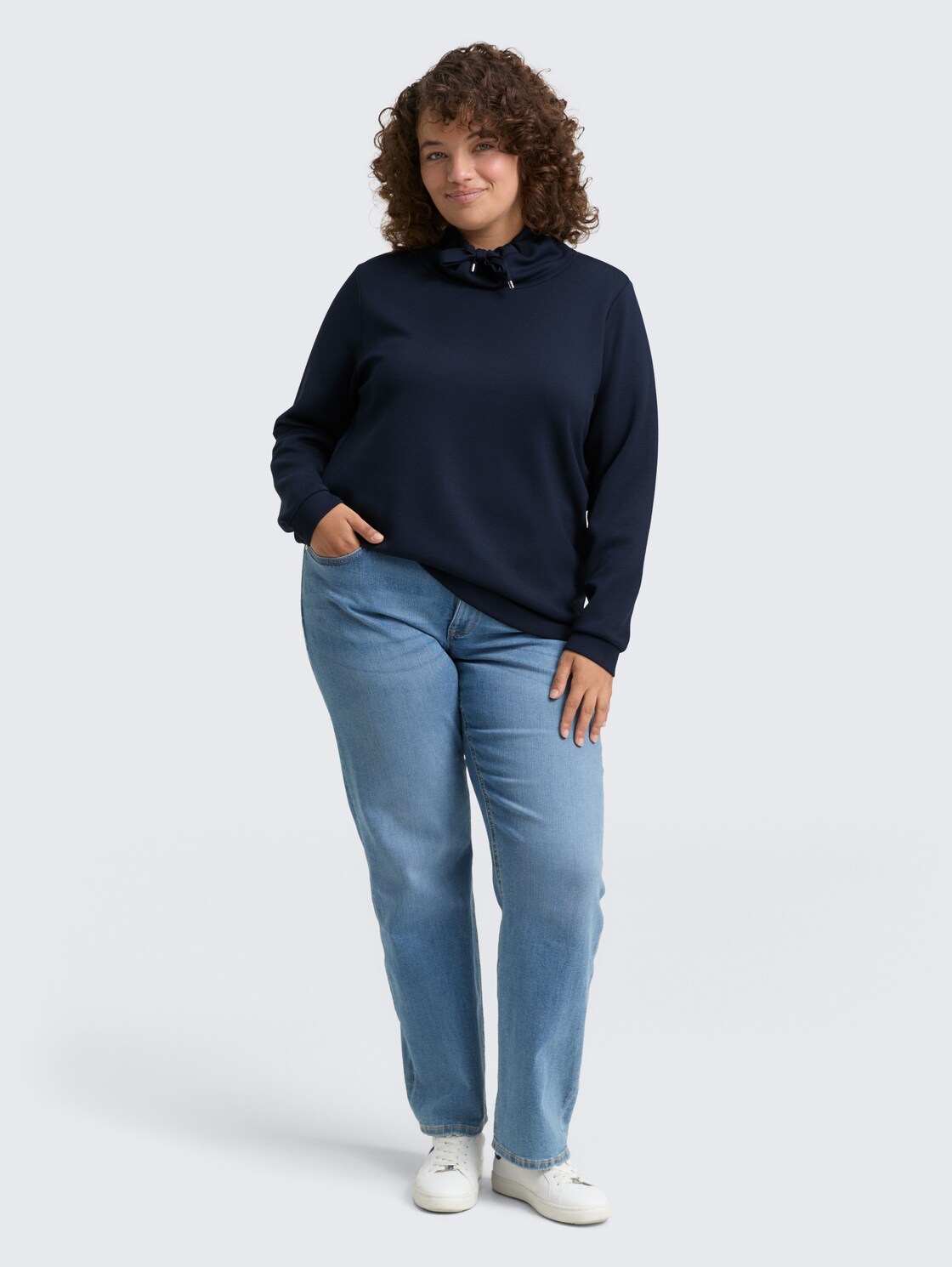 Plus Size - Scuba Sweatshirt mit Stehkragen - sky captain blue - Model-Vorderansicht