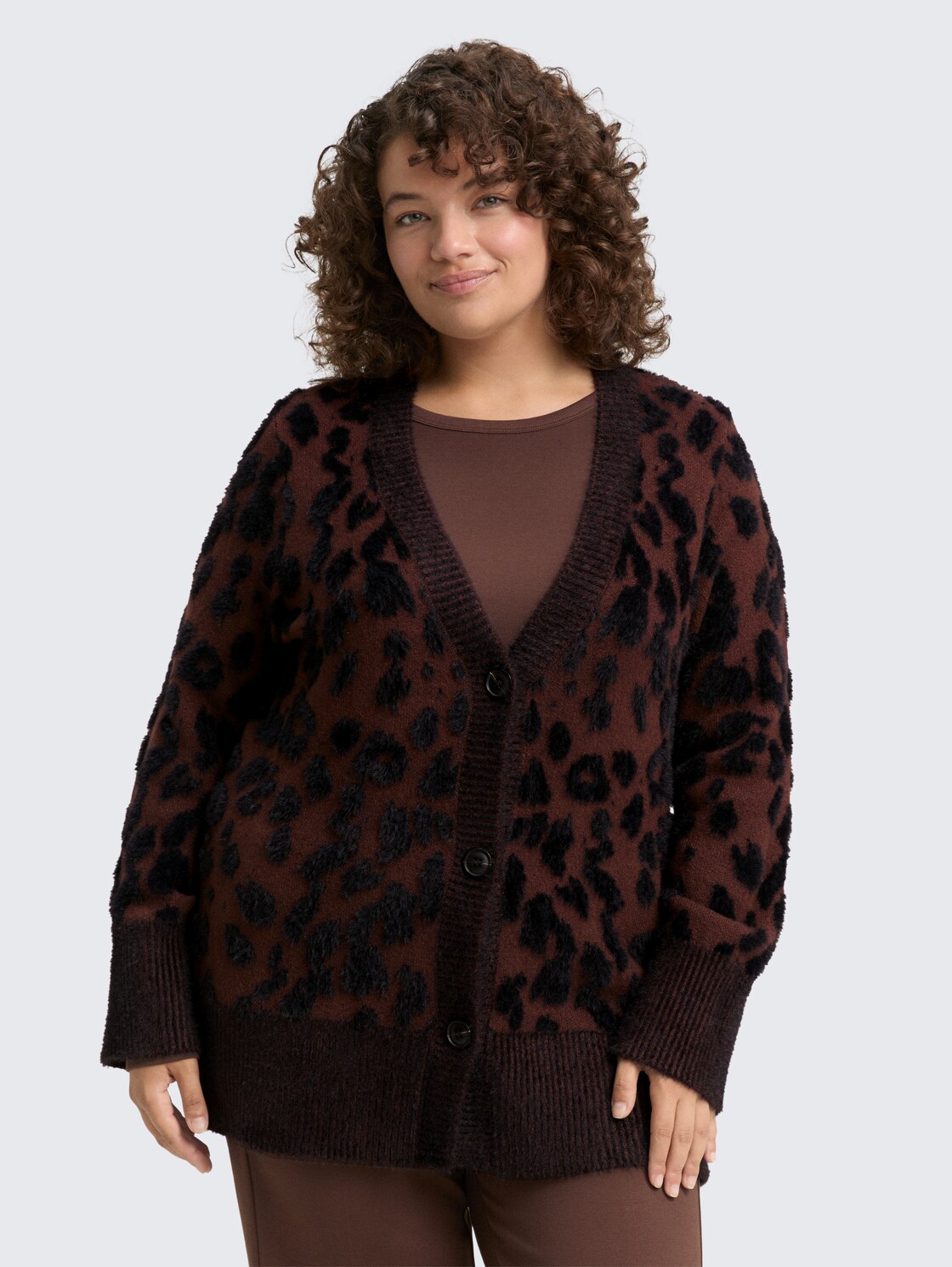 Plus Size - Loose Fit Cardigan mit Leo-Muster - big brown leo design - Ausschnitt Model-Vorderansicht