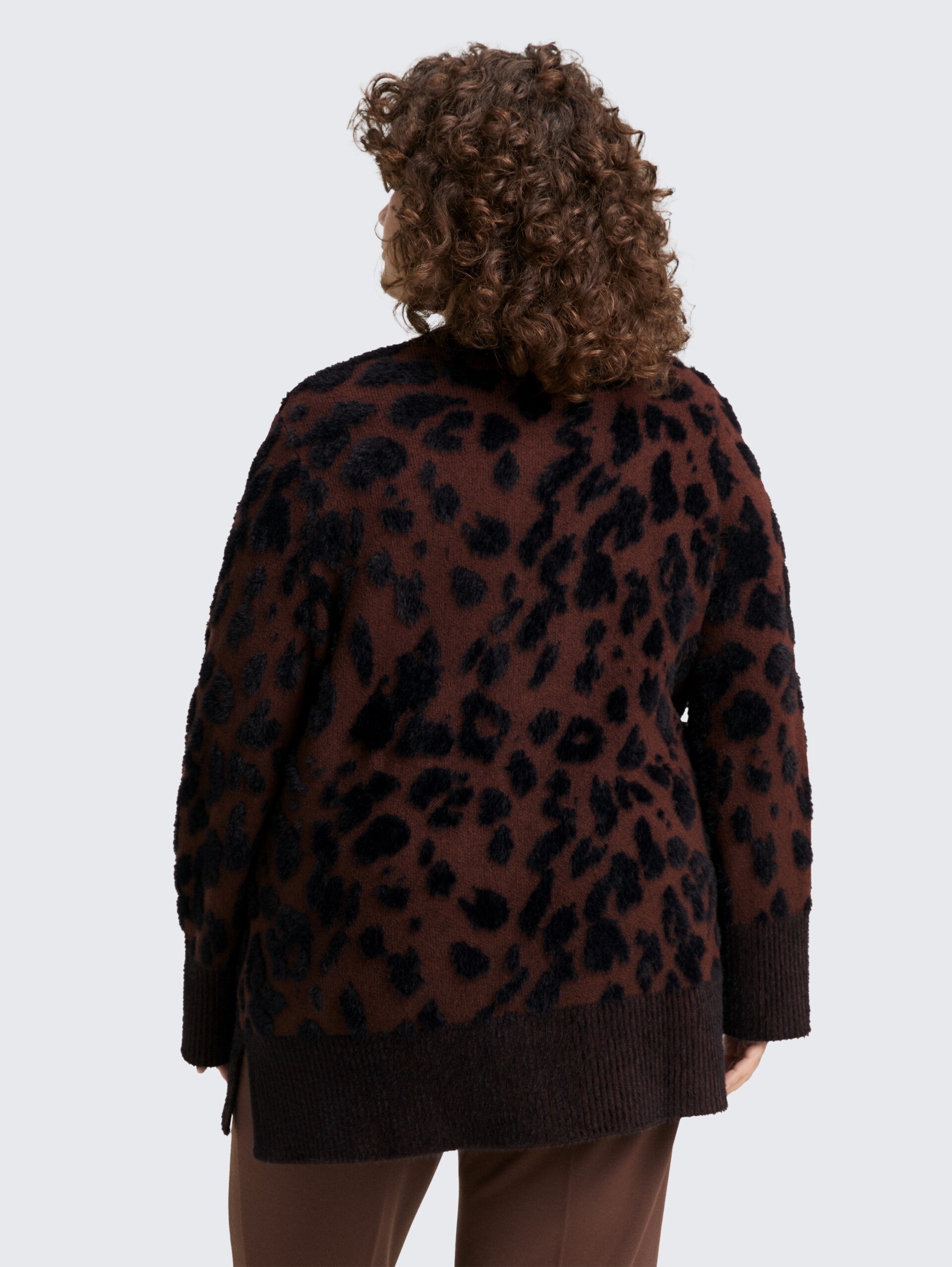 Plus Size - Loose Fit Cardigan mit Leo-Muster - big brown leo design