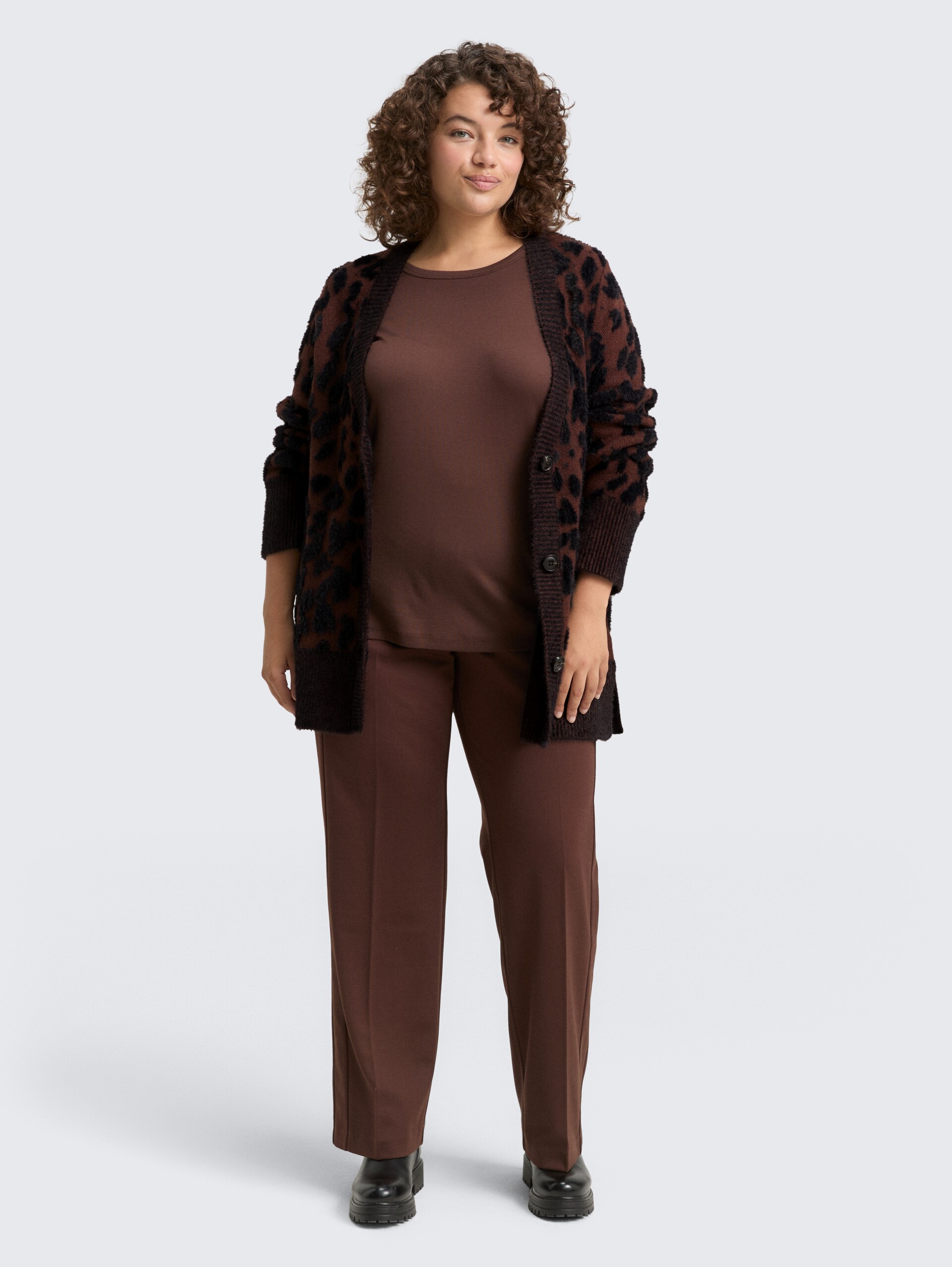 Plus Size - Loose Fit Cardigan mit Leo-Muster - big brown leo design - Model-Vorderansicht