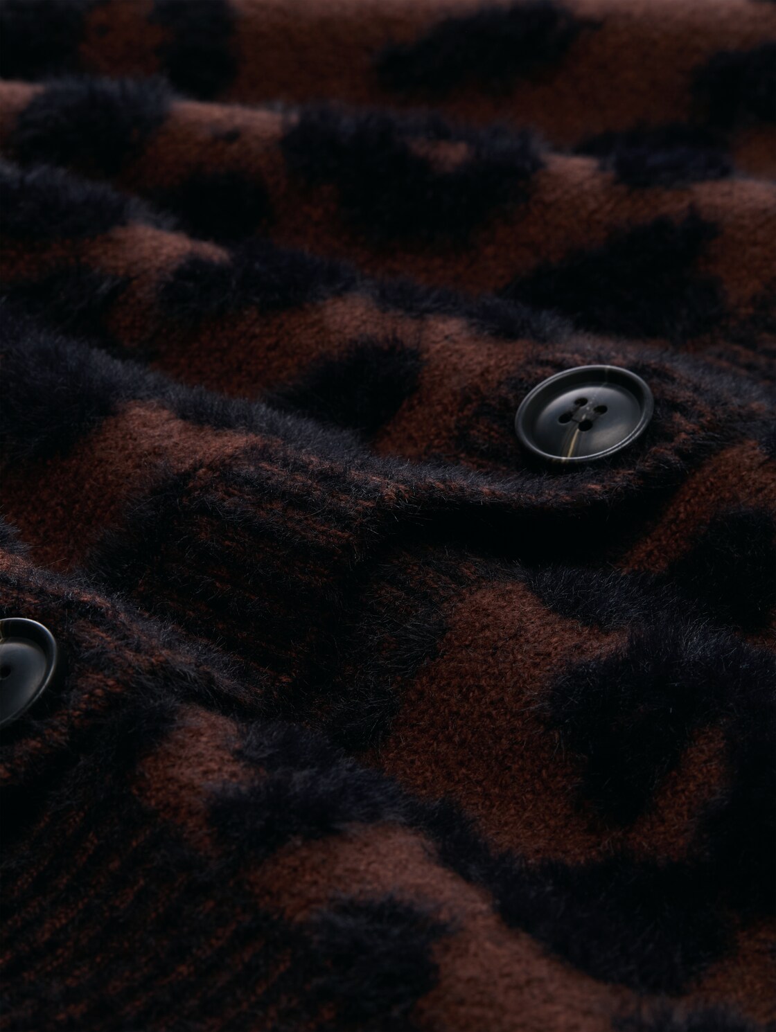 Plus Size - Loose Fit Cardigan mit Leo-Muster - big brown leo design - Material-Ansicht