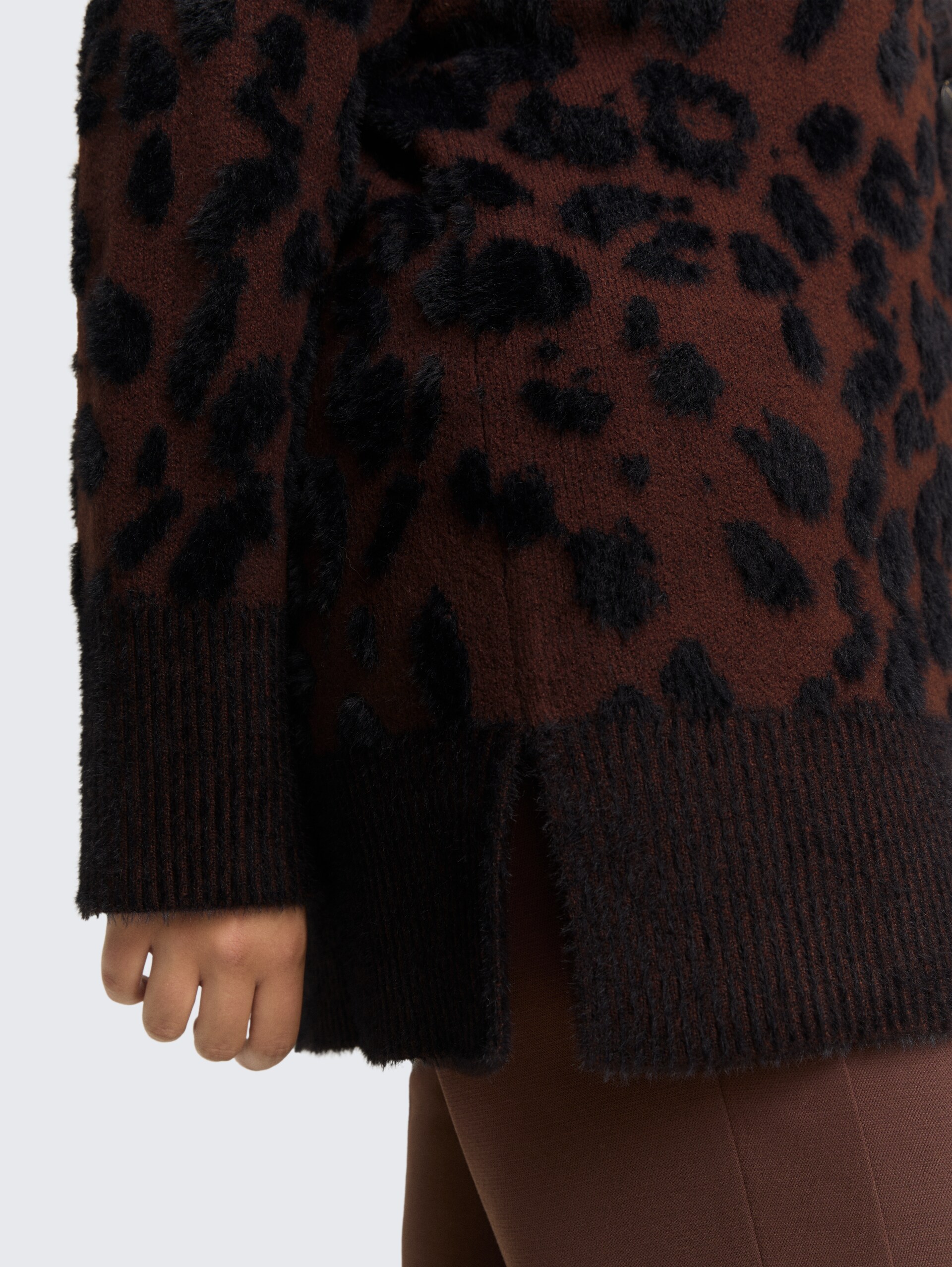 Plus Size - Loose Fit Cardigan mit Leo-Muster - big brown leo design - Detail-Model-Ansicht