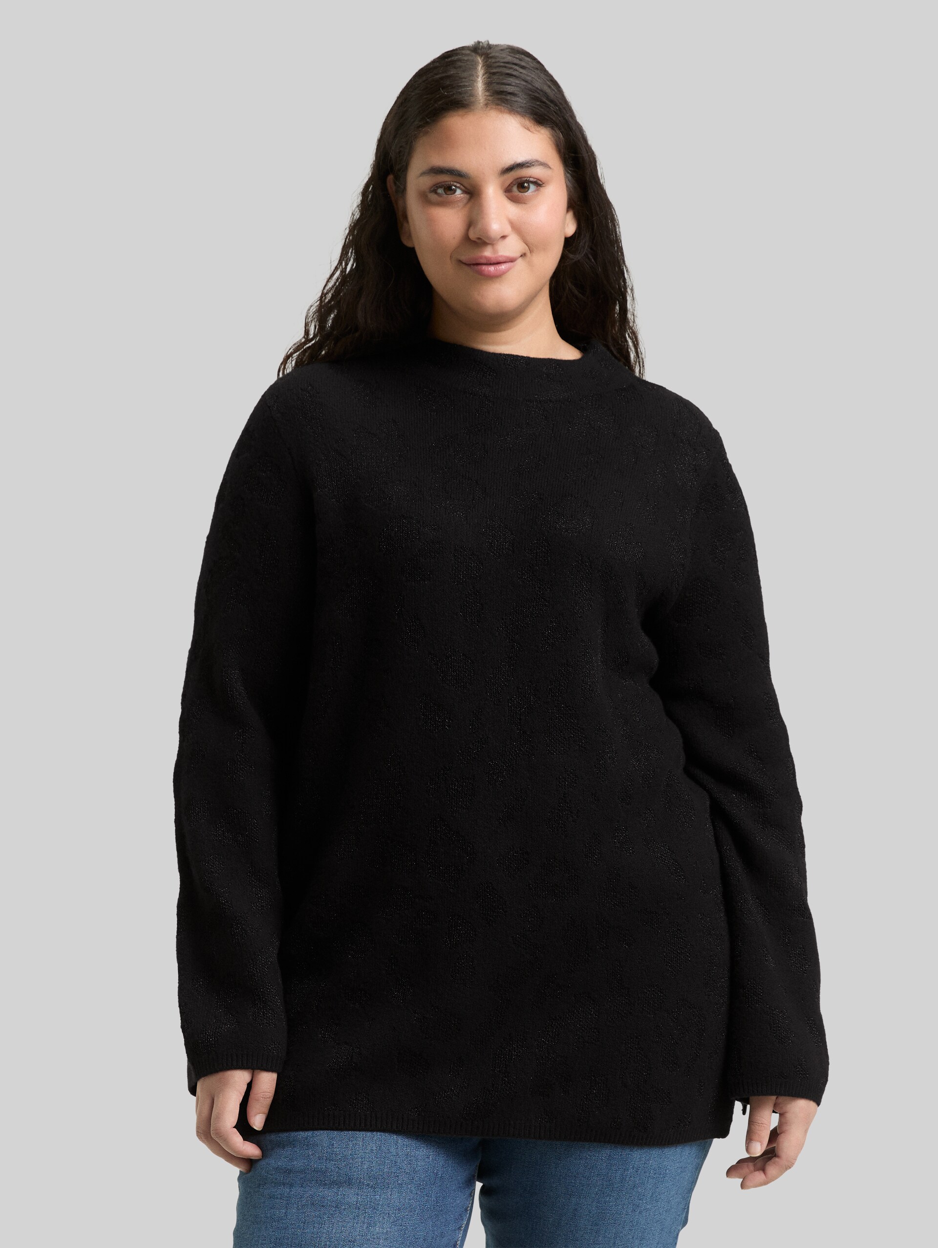 Plus Size - Strickpullover mit Glitzer-Effekt - black lurex knit - Ausschnitt Model-Vorderansicht