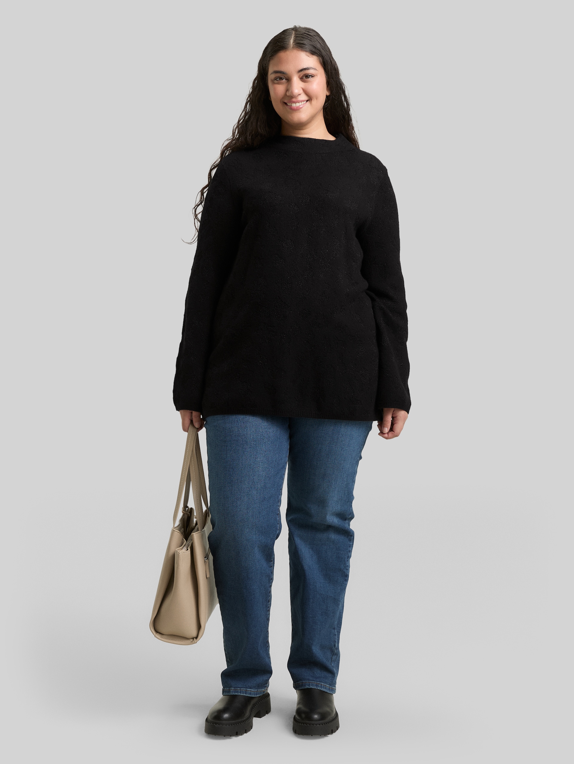 Plus Size - Strickpullover mit Glitzer-Effekt - black lurex knit - Model-Vorderansicht