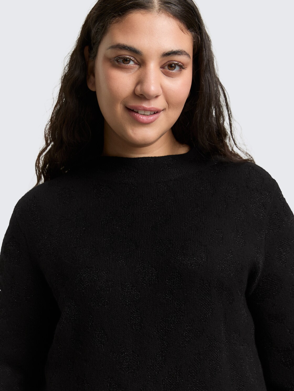 Plus Size - Strickpullover mit Glitzer-Effekt - black lurex knit - Detail-Model-Ansicht