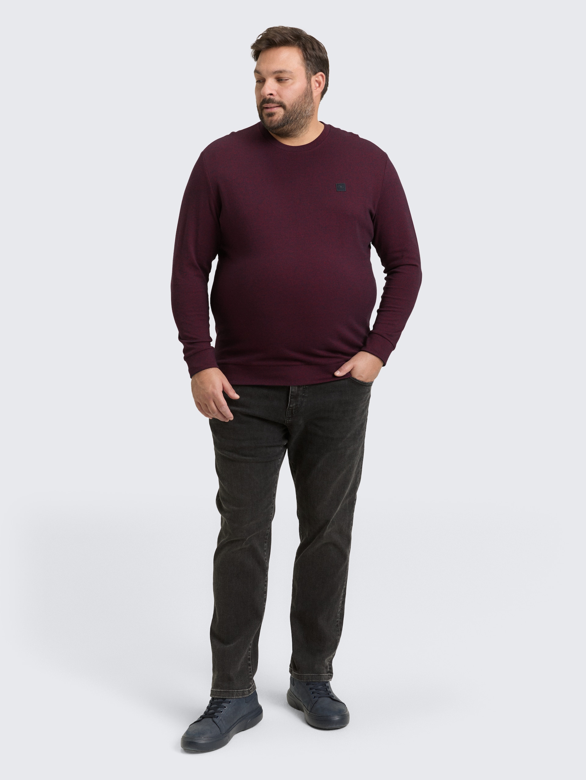 Plus Size - Langarmshirt mit Logo-Badge - red navy grindle structure - Model-Vorderansicht