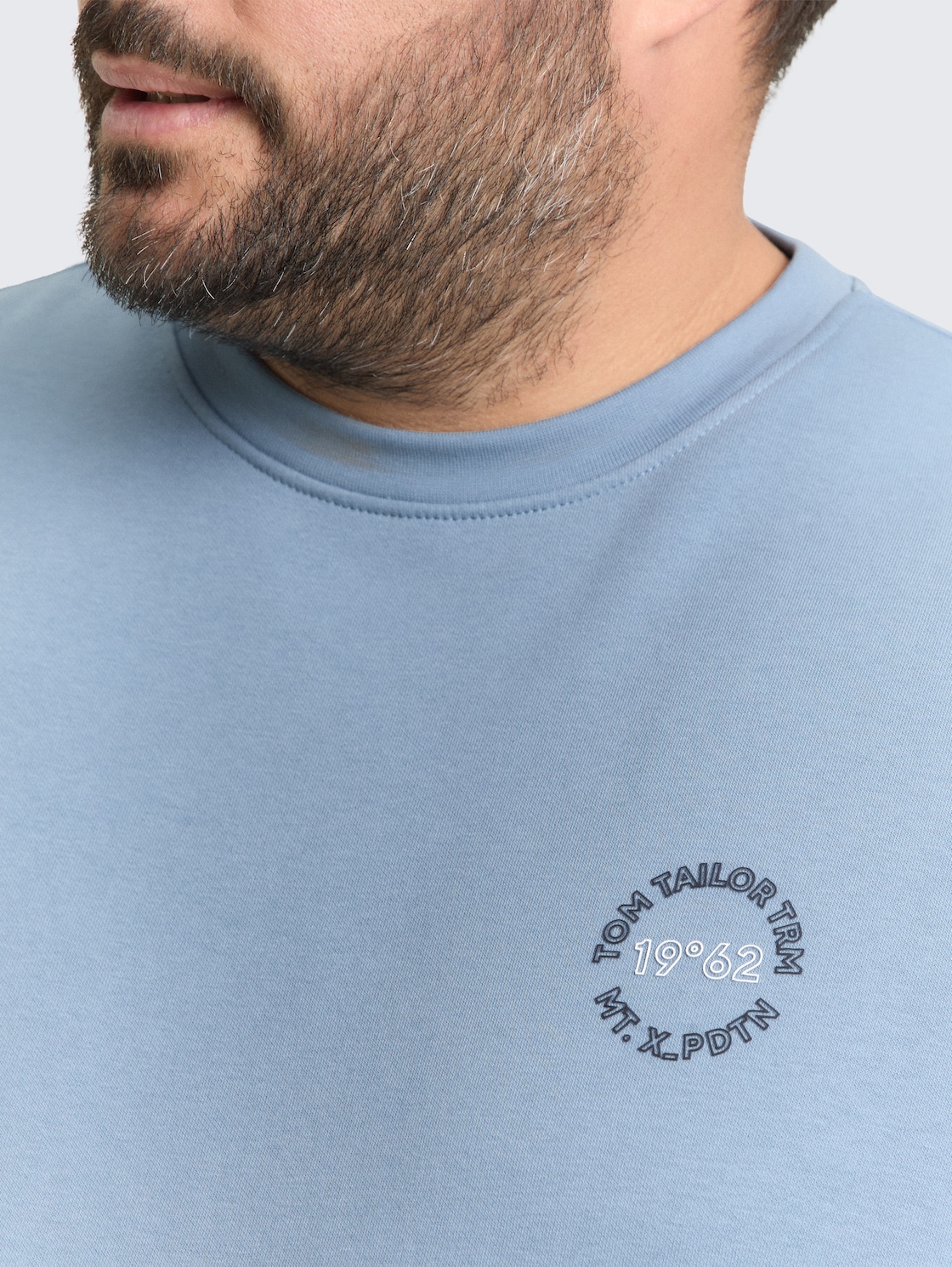 Plus Size - Sweatshirt mit Logo-Print - faded denim blue - Detail-Model-Ansicht