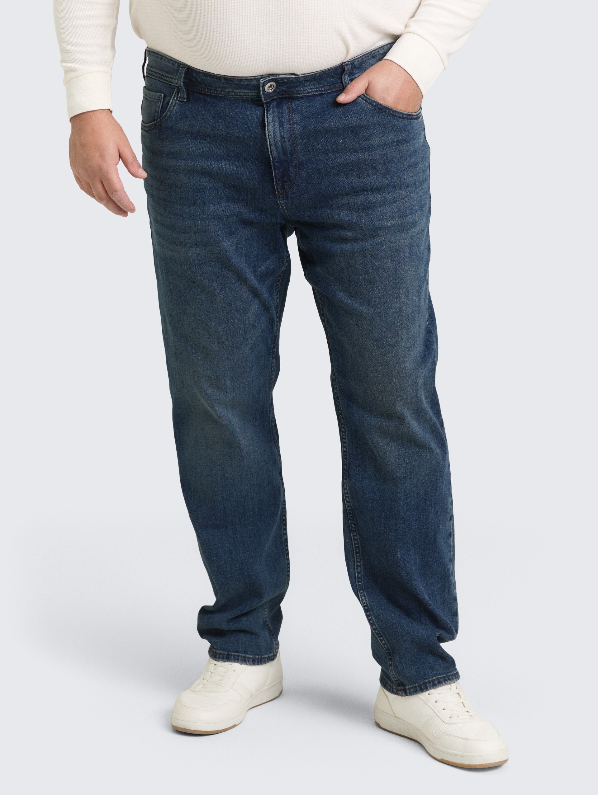Plus Size - Regular Fit Jeans - mid stone wash denim - Ausschnitt Model-Vorderansicht