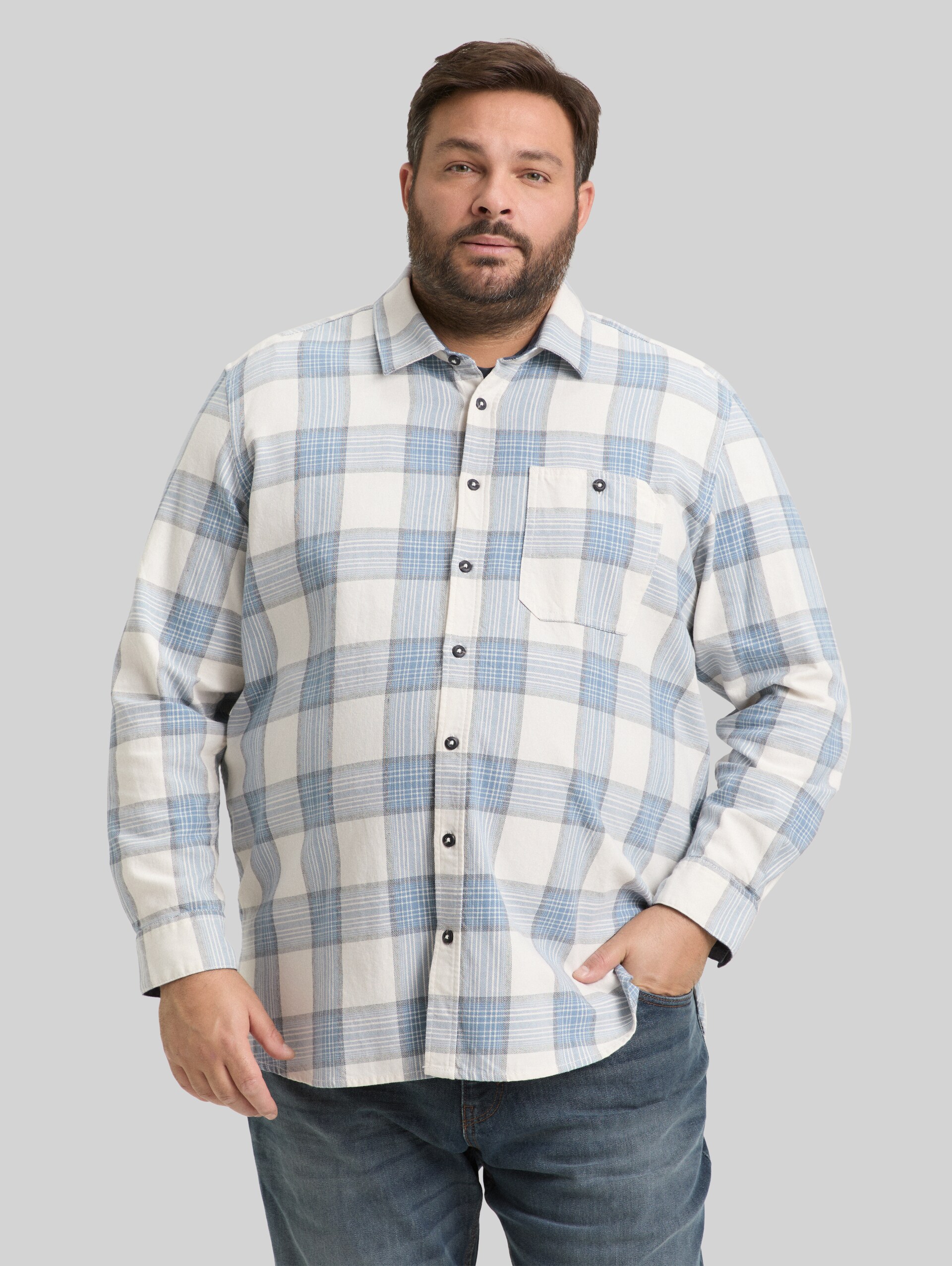 Plus Size - Hemd mit Karomuster - white light blue check - Ausschnitt Model-Vorderansicht