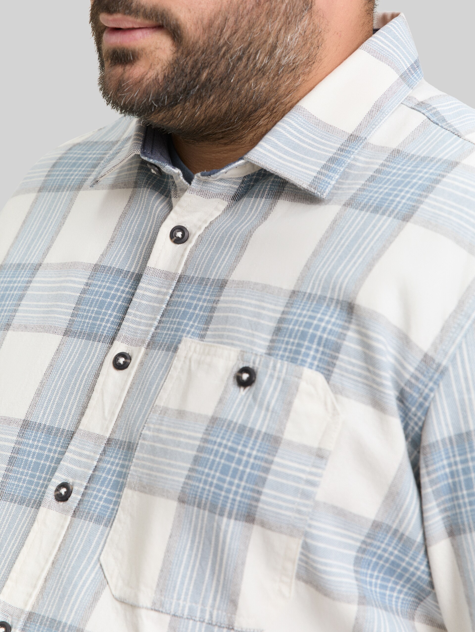 Plus Size - Hemd mit Karomuster - white light blue check - Detail-Model-Ansicht