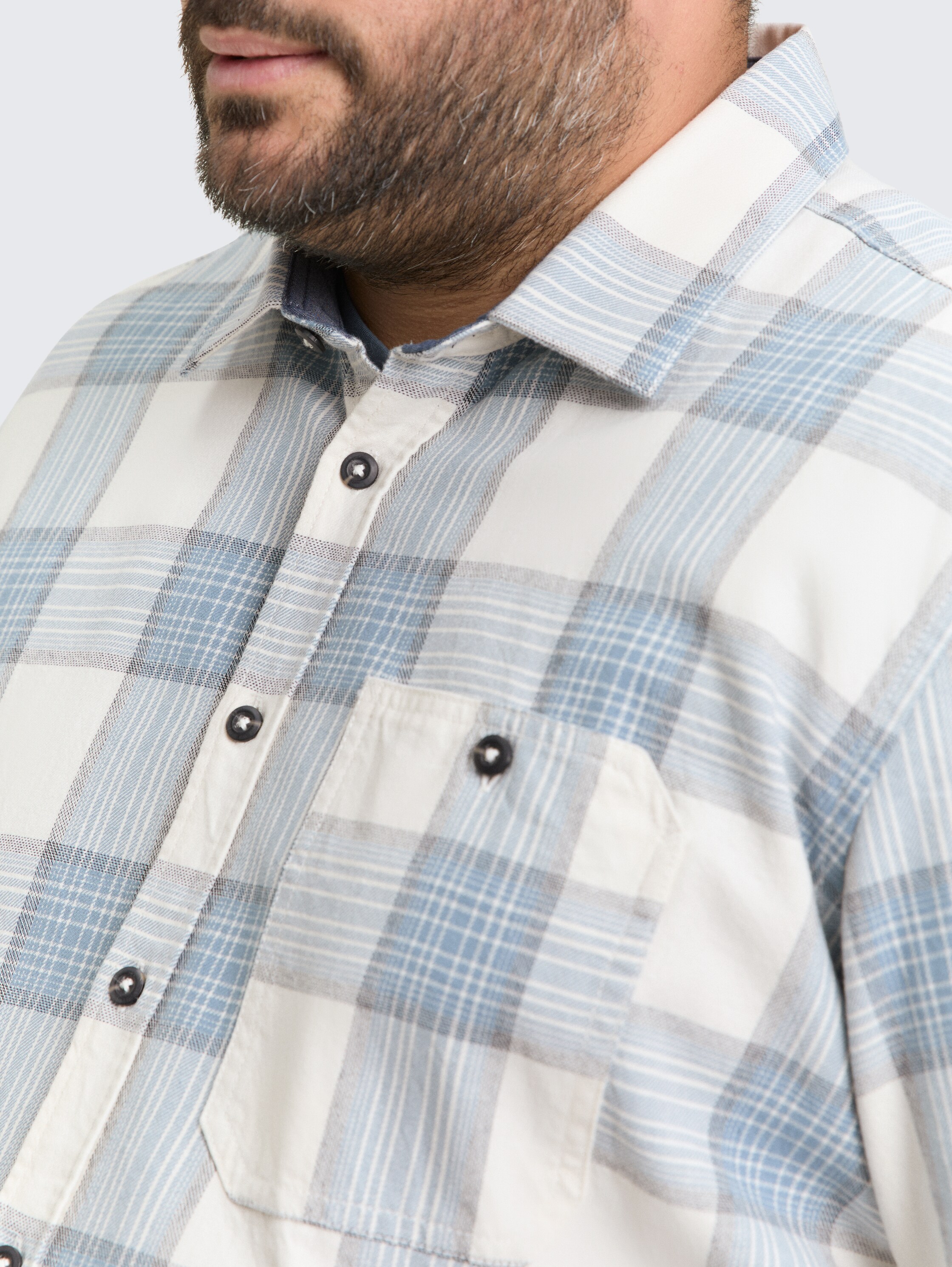 Plus Size - Hemd mit Karomuster - white light blue check - Detail-Model-Ansicht