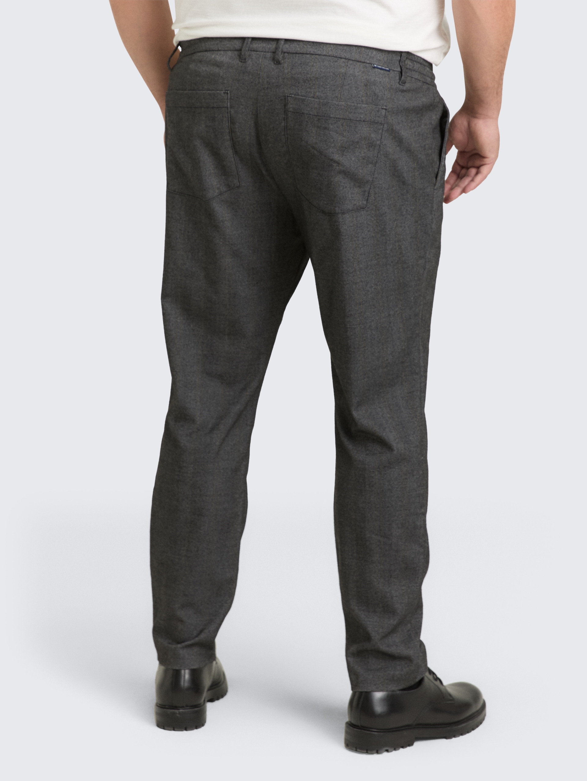 Plus Size - Regular Fit Chino Hose - dark grey herringbone stripe - Auschnitt Model-Rückansicht