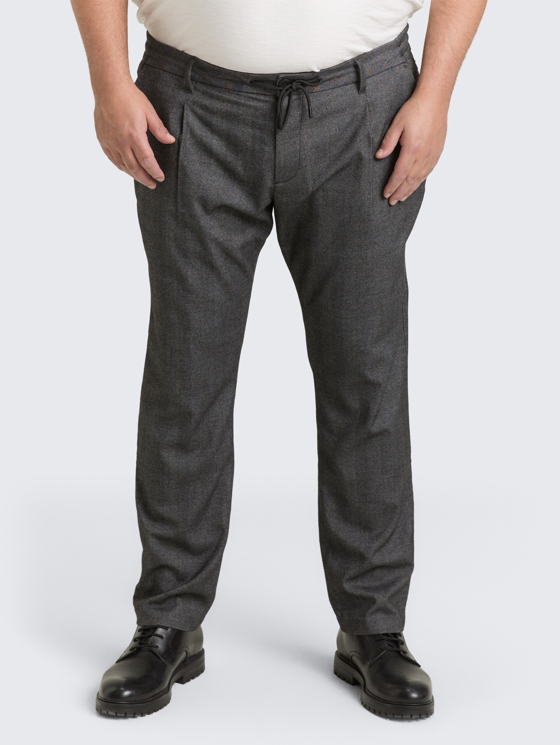 Plus Size - Regular Fit Chino Hose - dark grey herringbone stripe - Ausschnitt Model-Vorderansicht